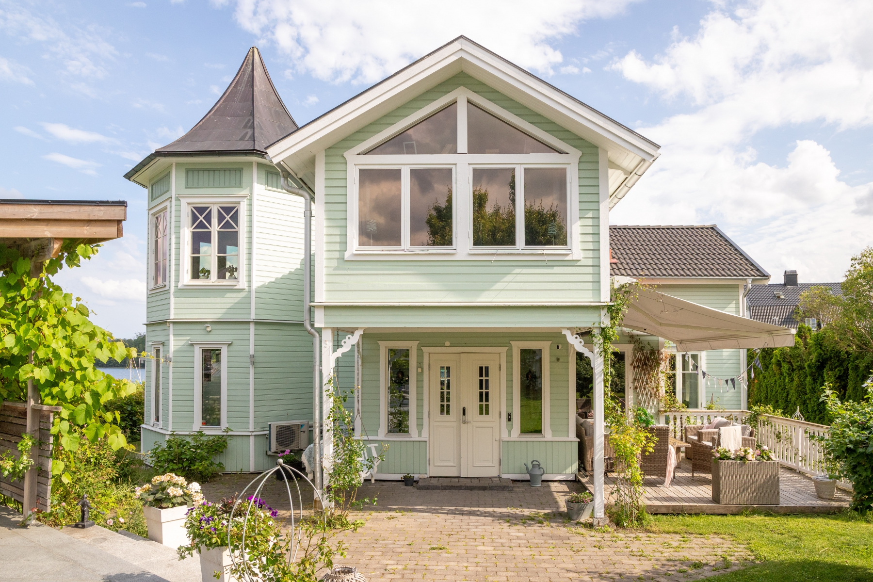Vackra fasaden med dubbeldörrar in