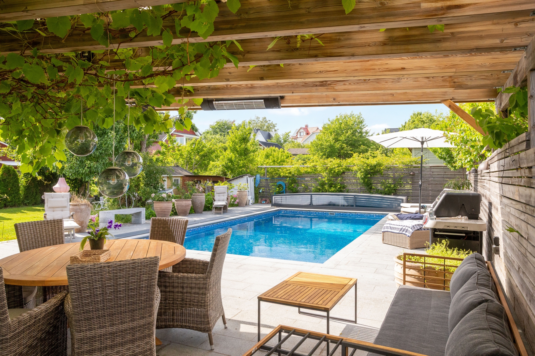 Pergola med utsikt mot poolen