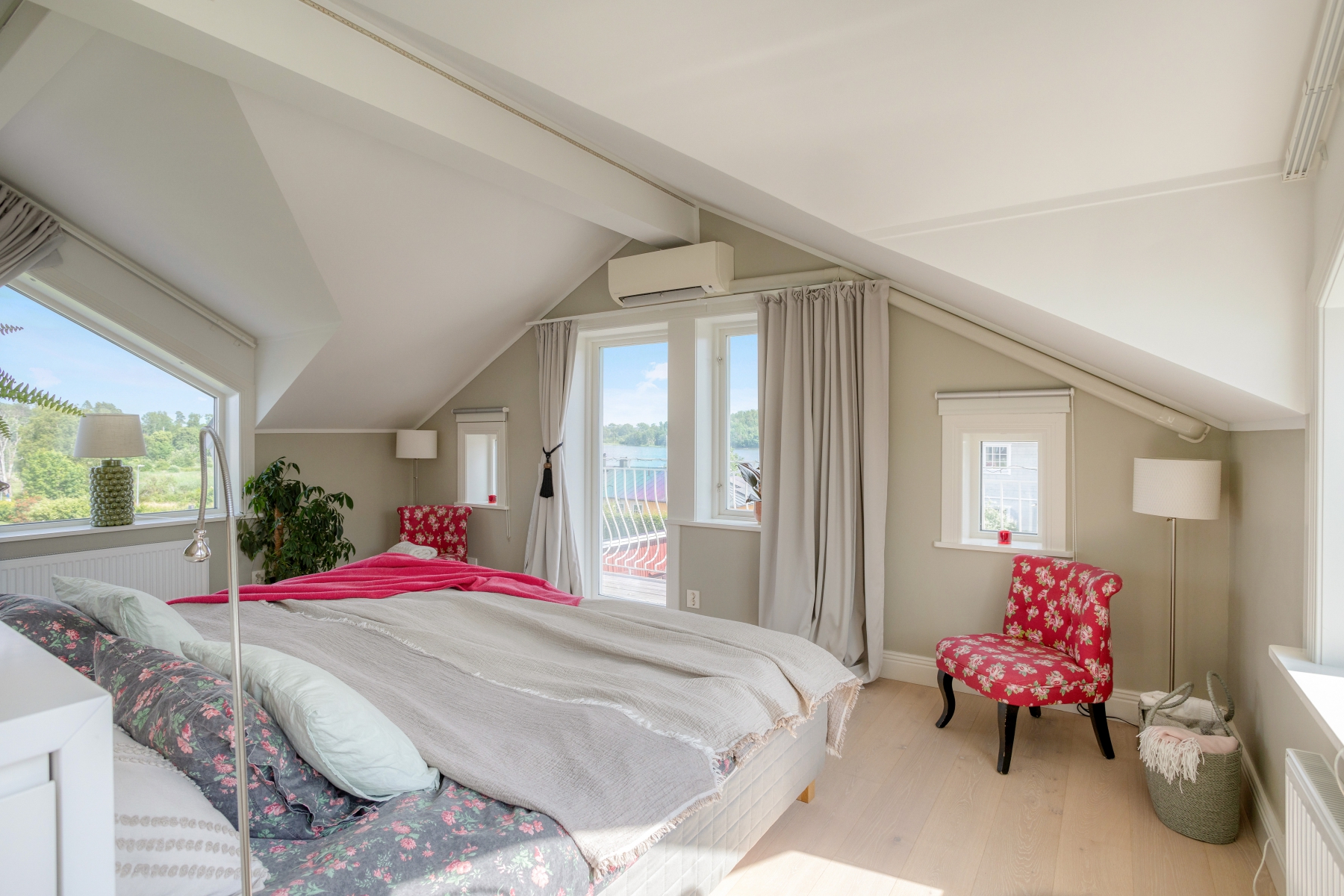 Master Bedroom med ljusinsläpp från tre håll