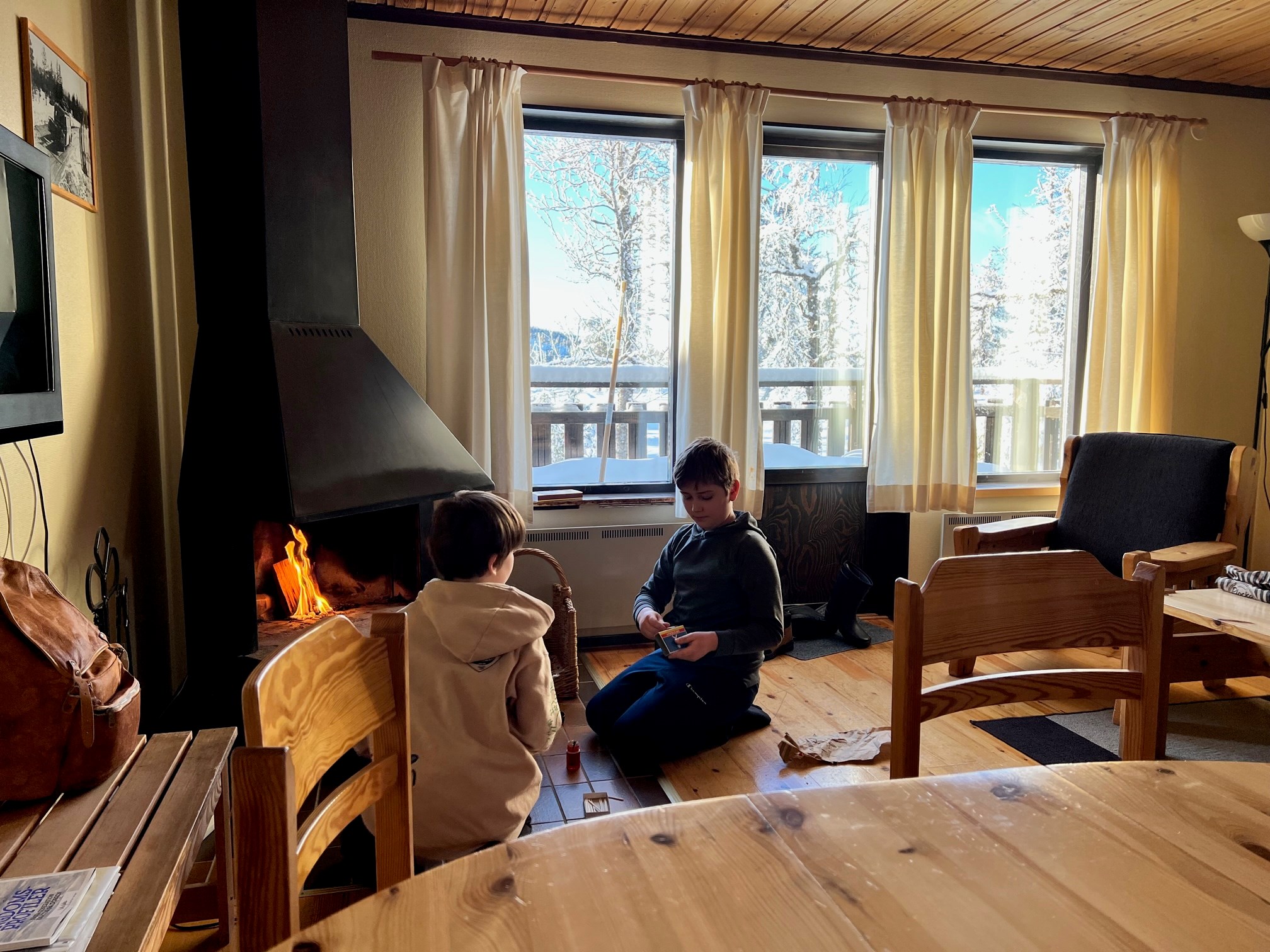 Storstuga med eldstad – perfekt för avkoppling efter en dag i fjällen. Här bor du bekvämt
