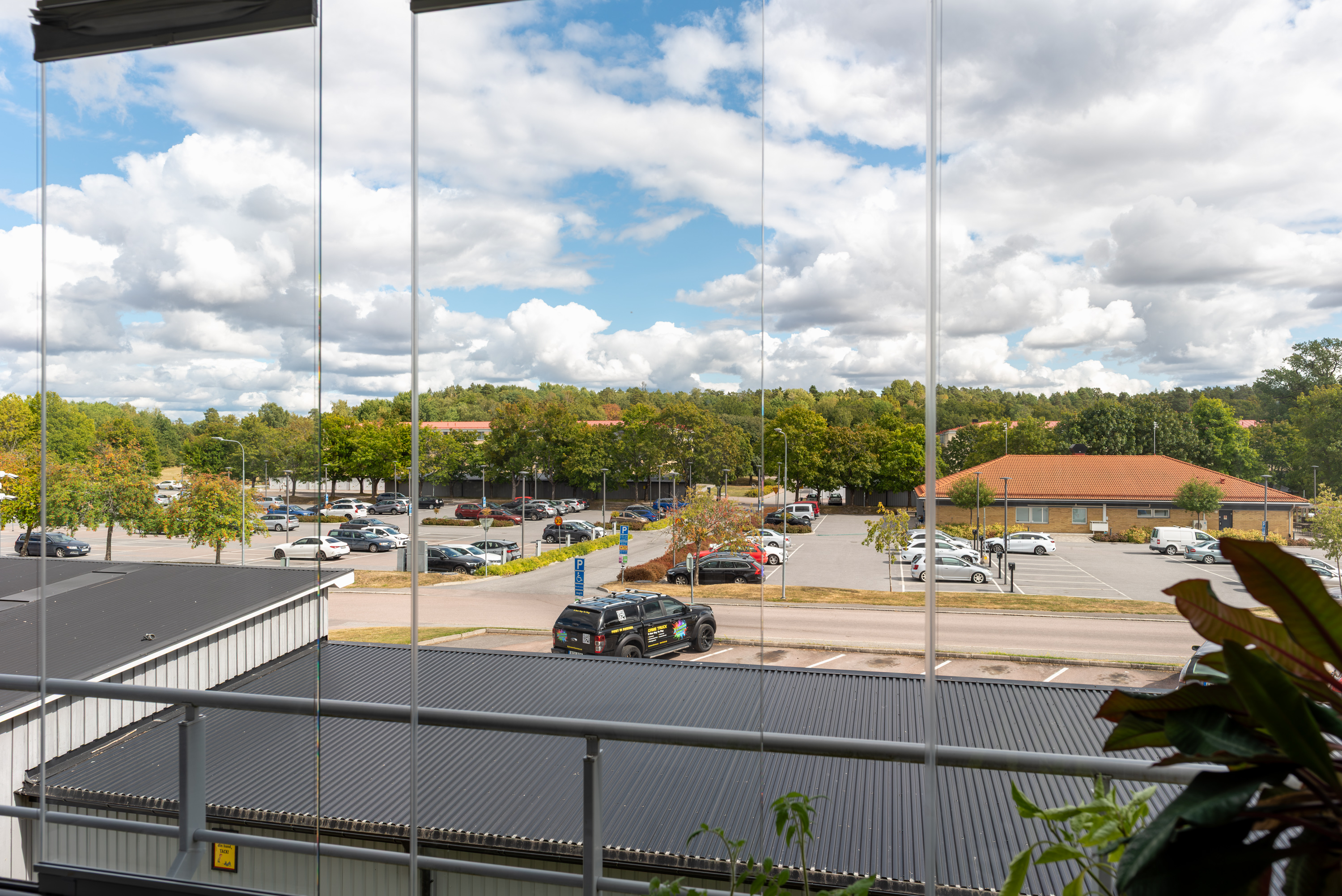 Bostadsbild från Lövhagsgatan 57, Till salu i Råby, Västerås