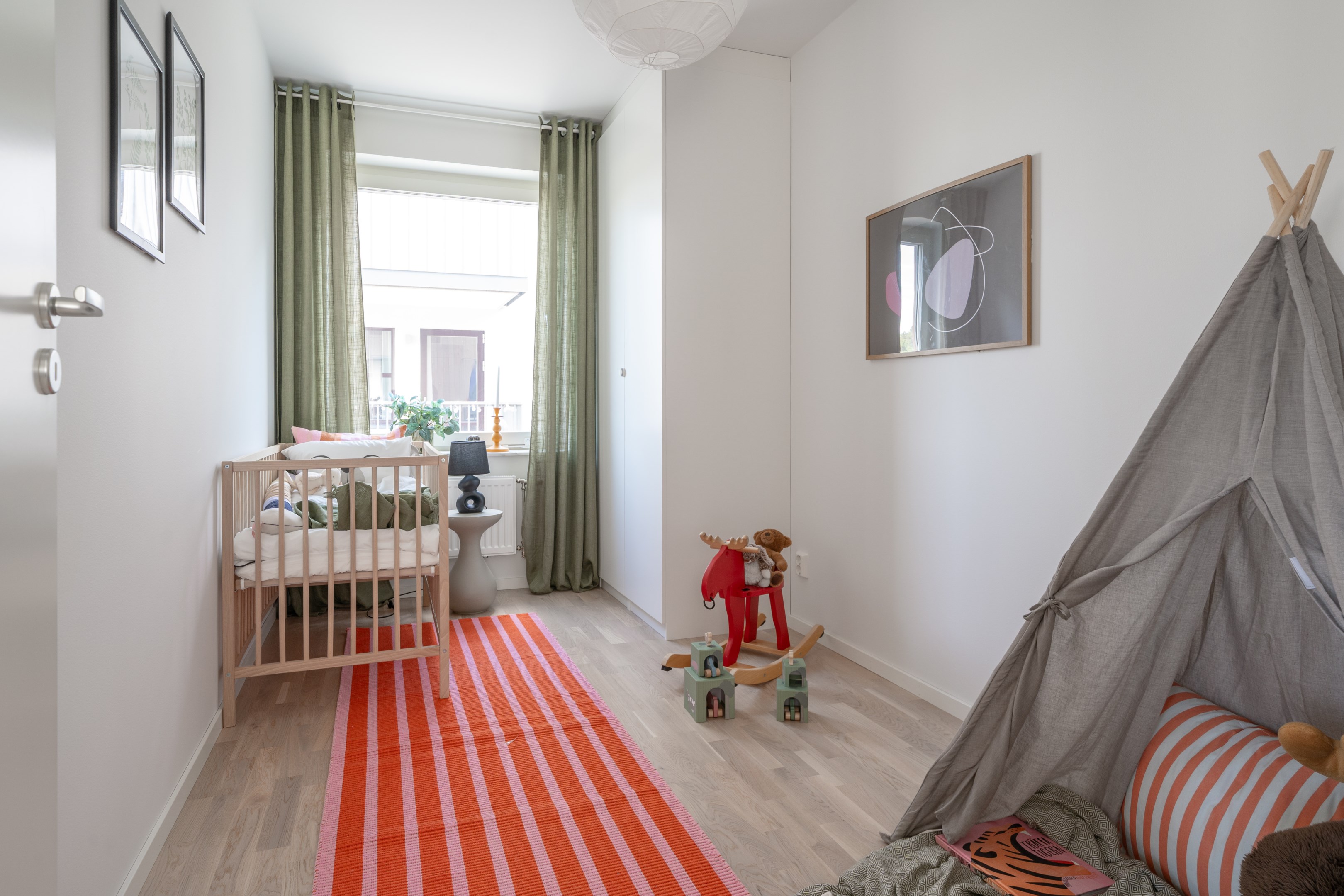 Bostadsbild från Väsjöpromenaden 17, Till salu i Väsjön, Sollentuna
