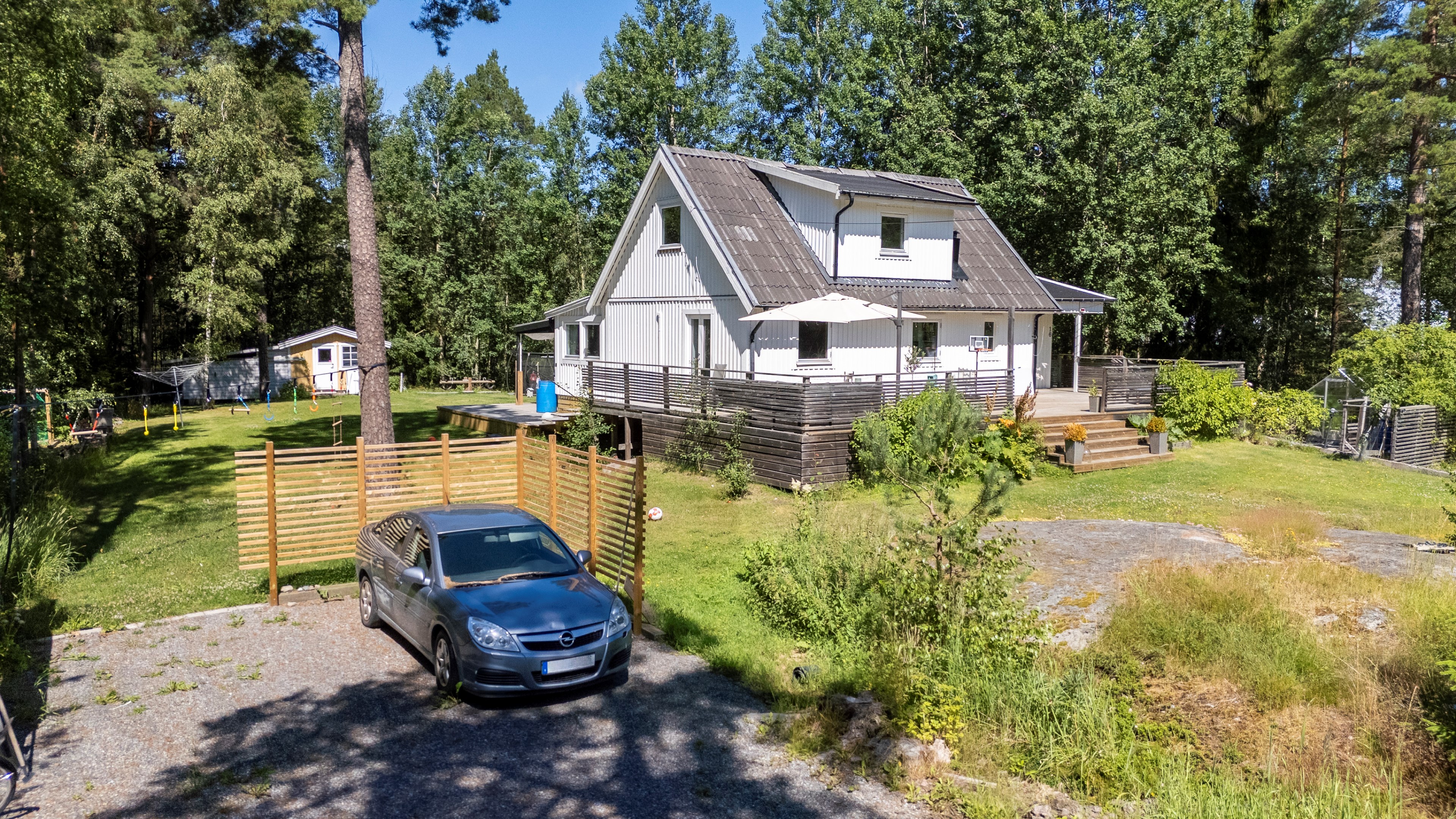 Fastigheten har två parkeringsplatser