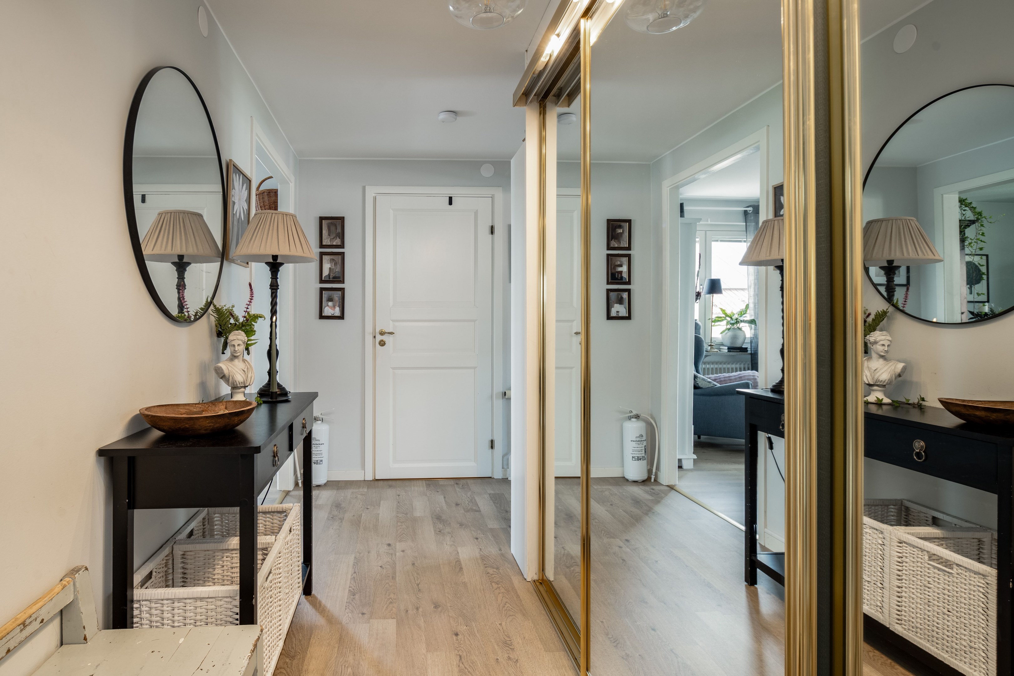 Hall med flertalet garderober