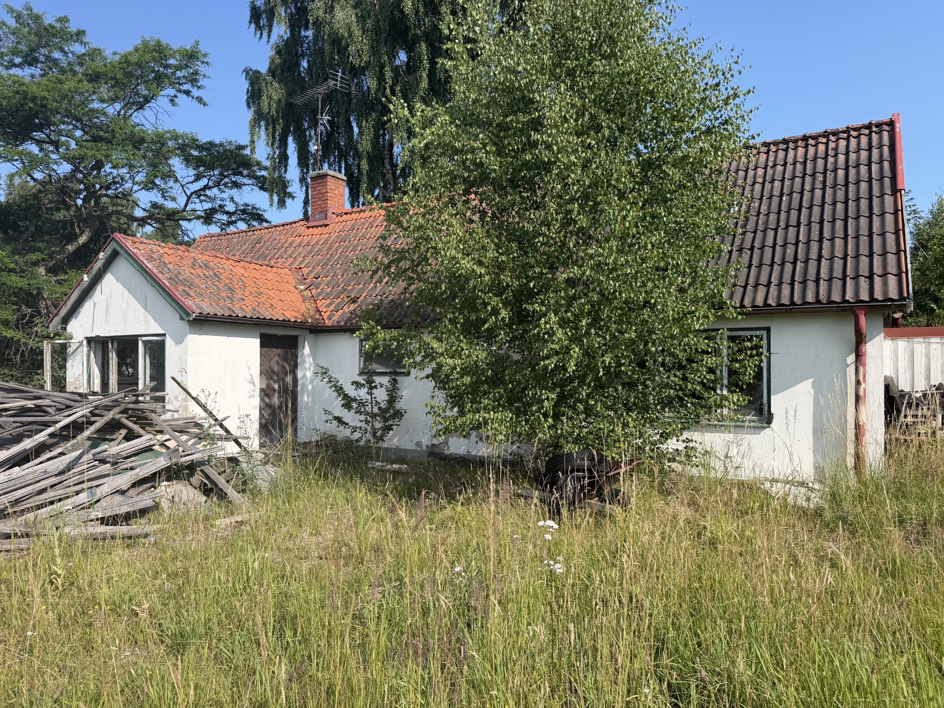 Ett äldre utrivet bostadshus
