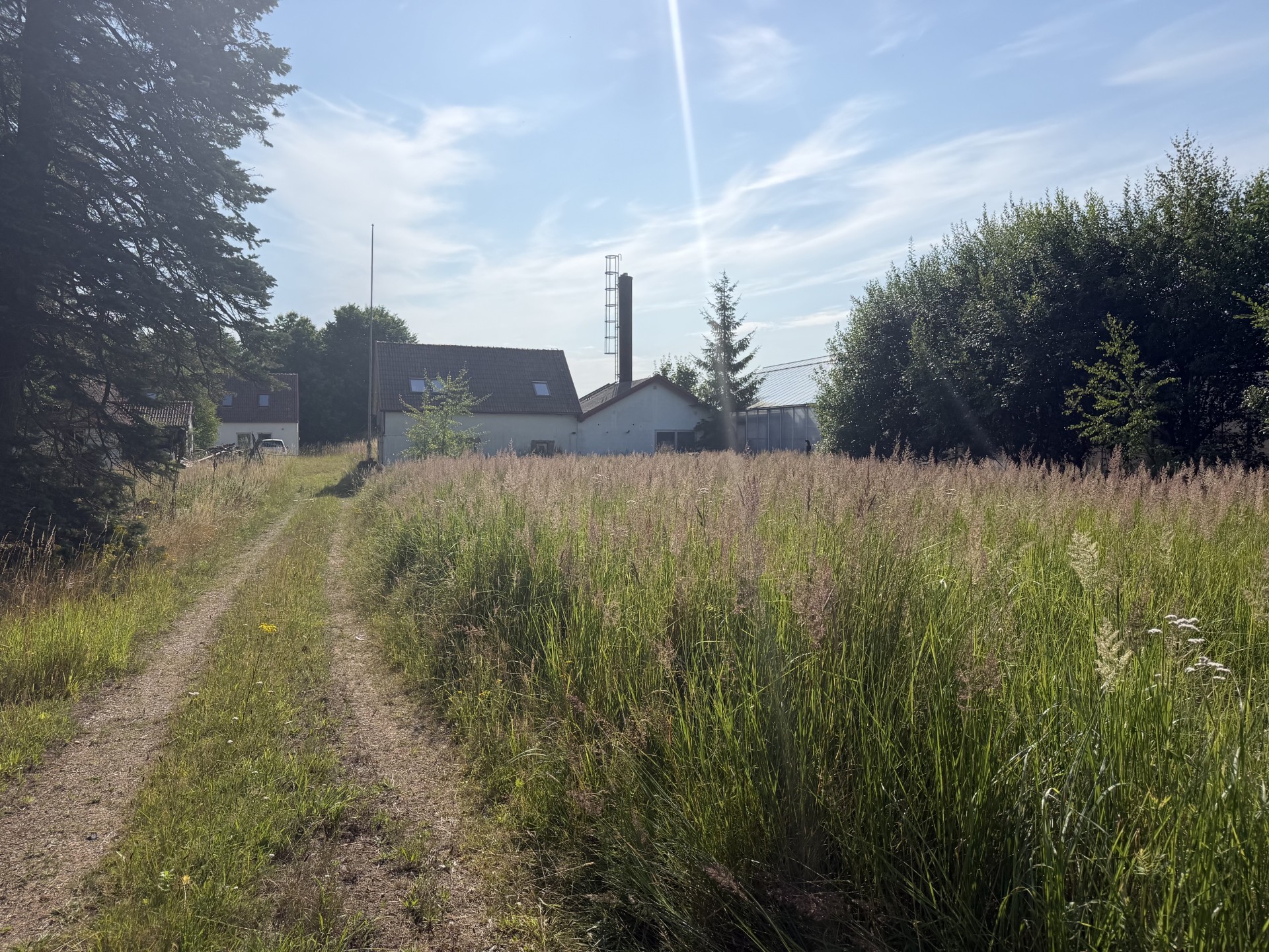 Entrén in till bostadshusen