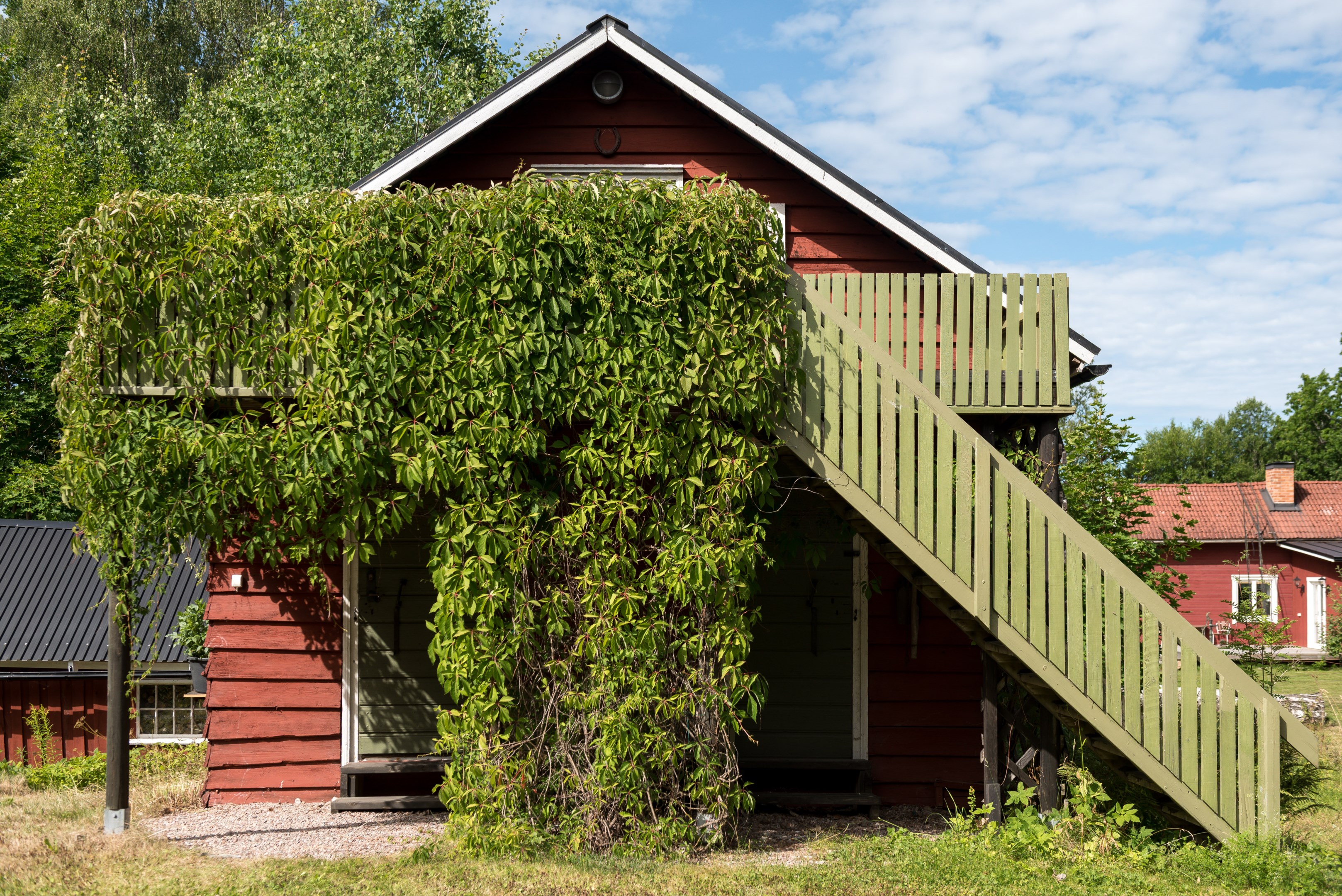 Gäststuga med inrett loft