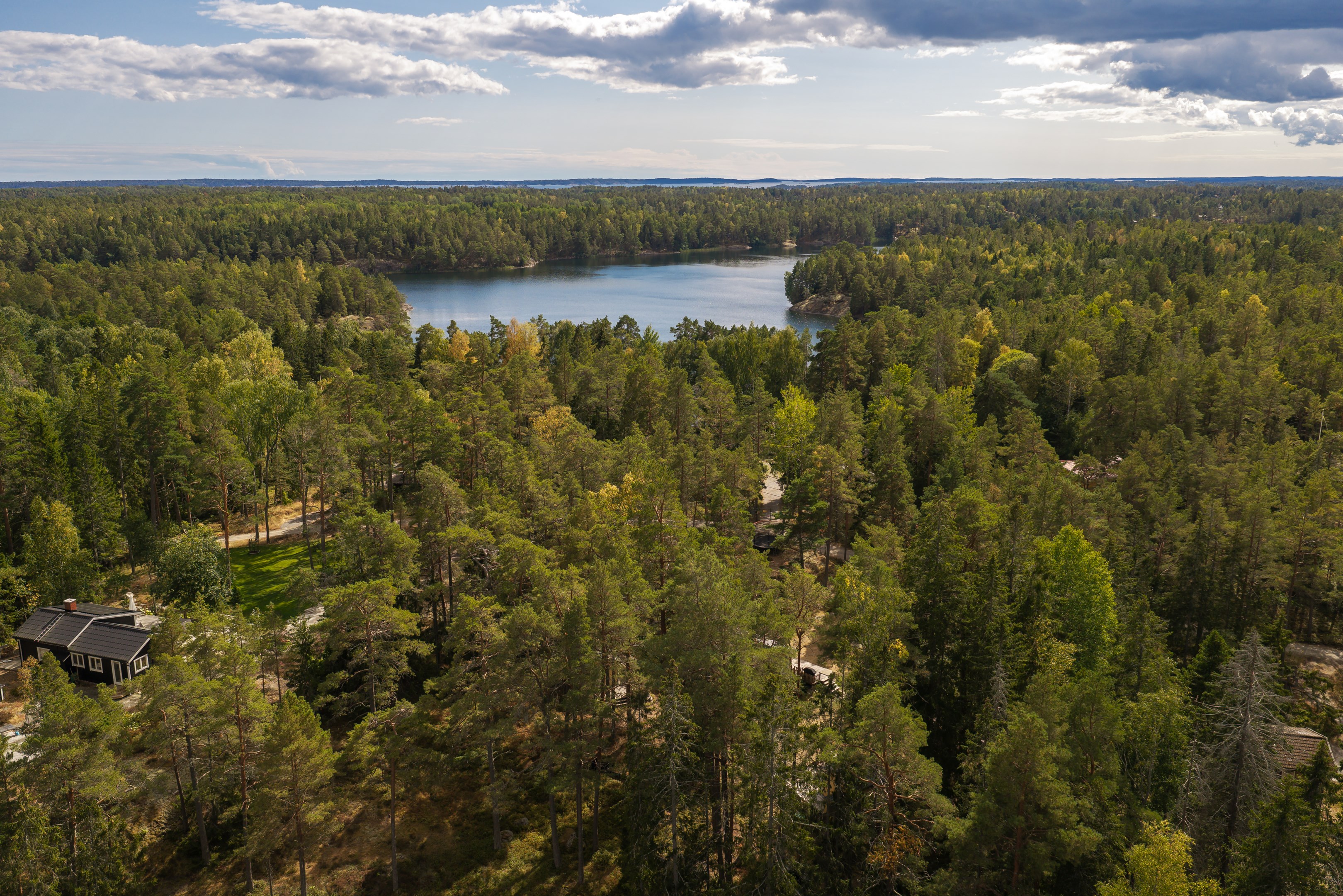 Bostadsbild från Åkerblomsvägen 18, Såld i Hässelmara, Värmdö