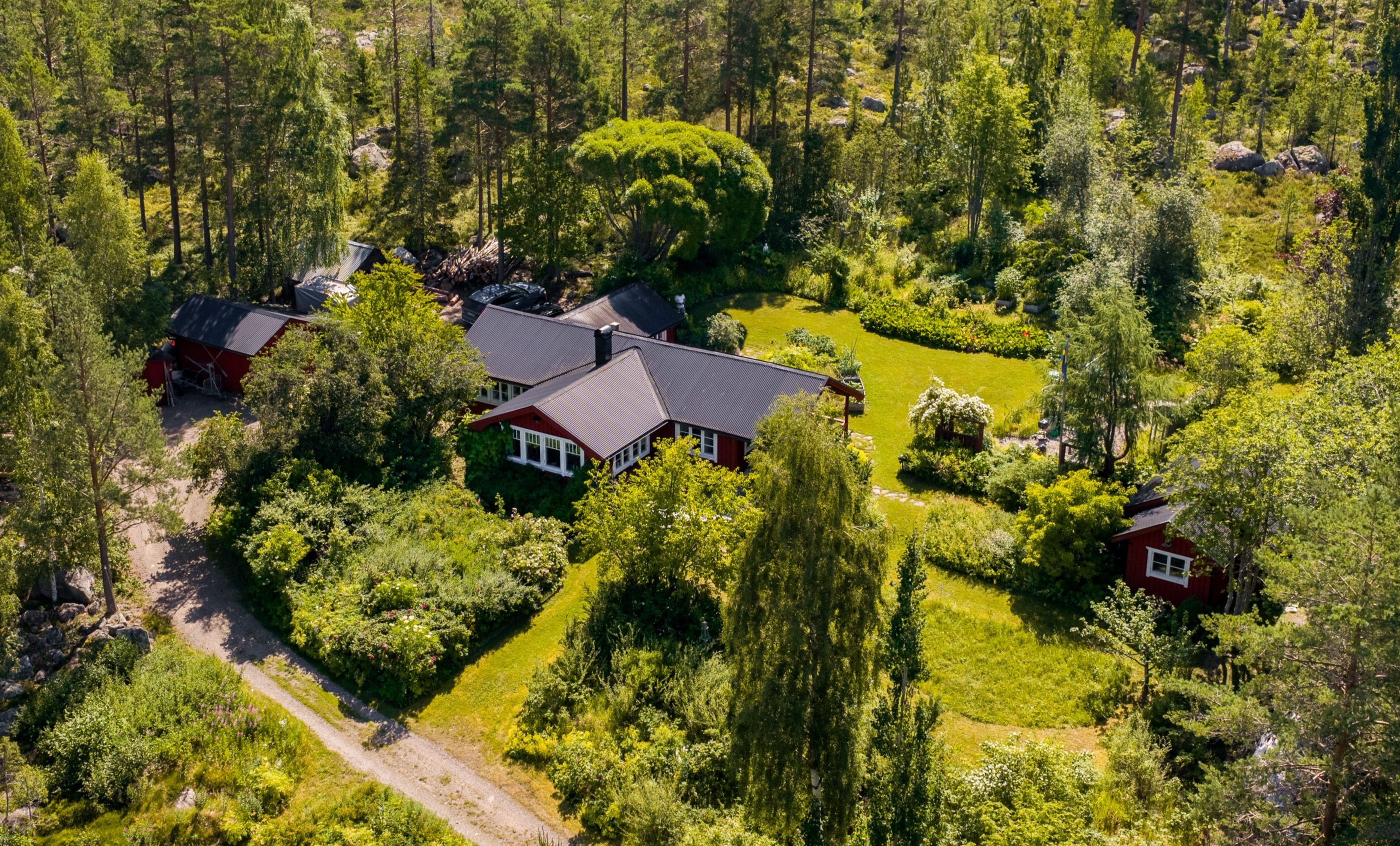 Huvudbyggnad, gästhus, växthus o flertalet Kallförråd