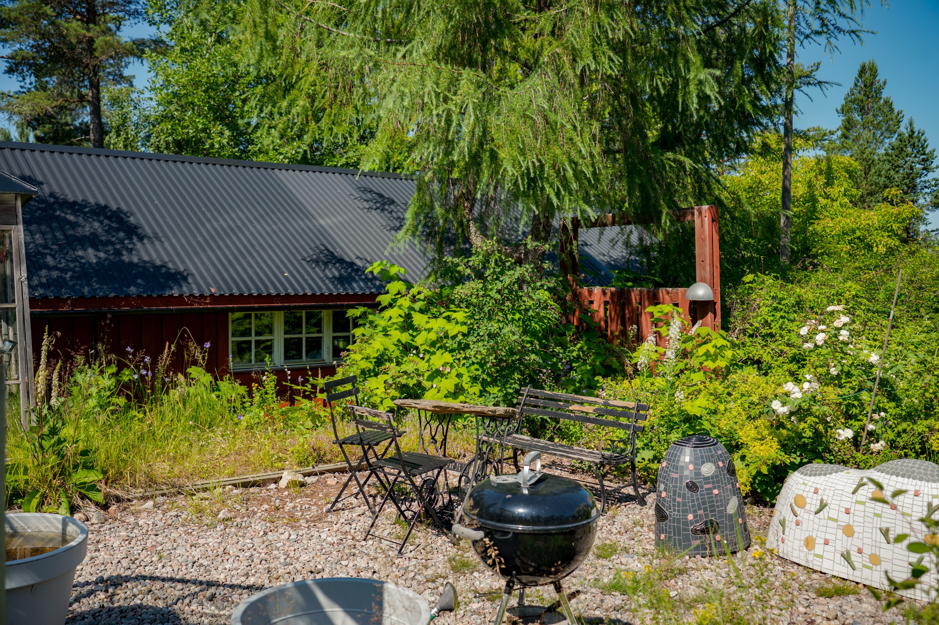 Bild mot gäststugan