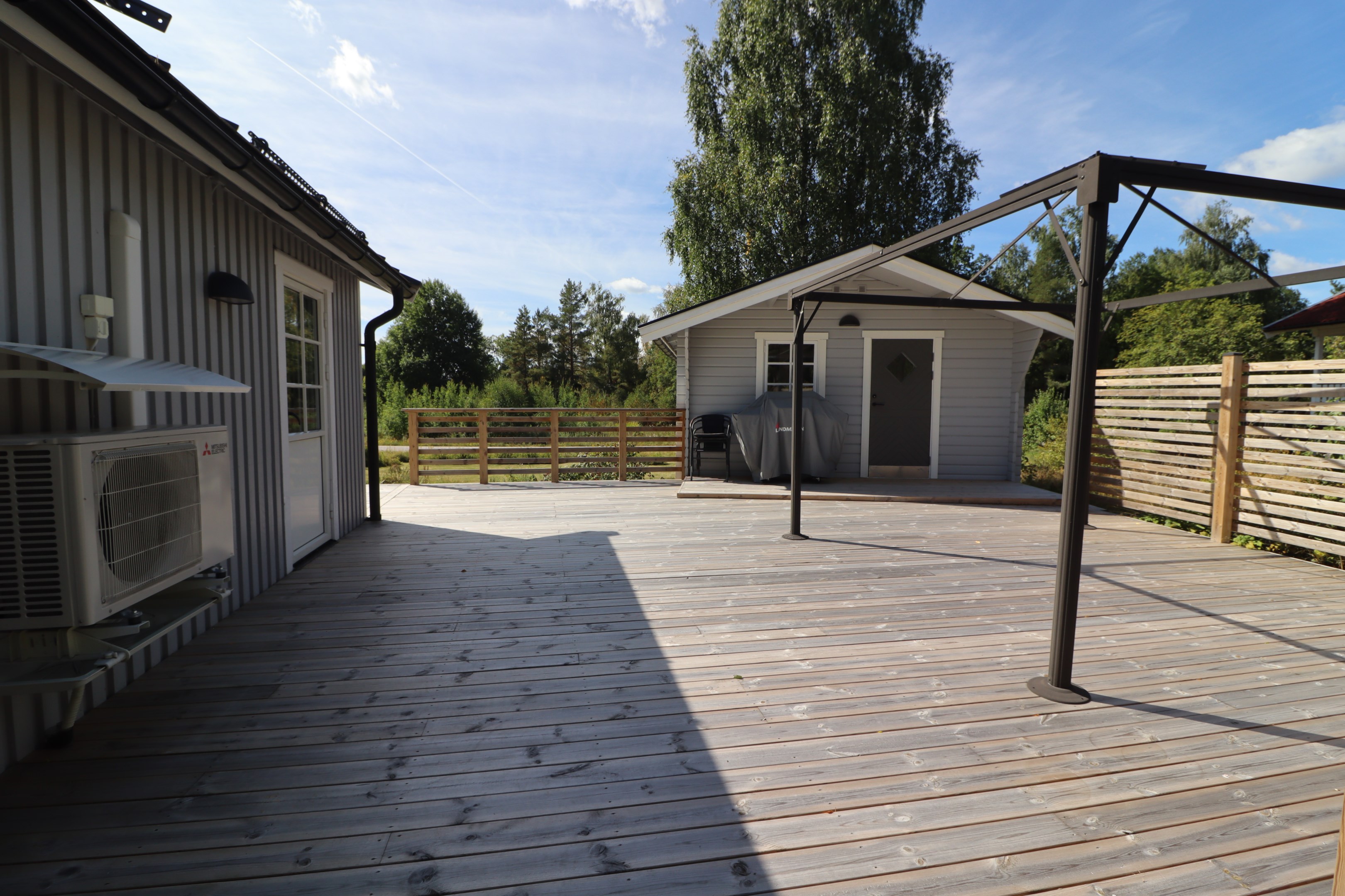 Altan mellan hus och gästhus