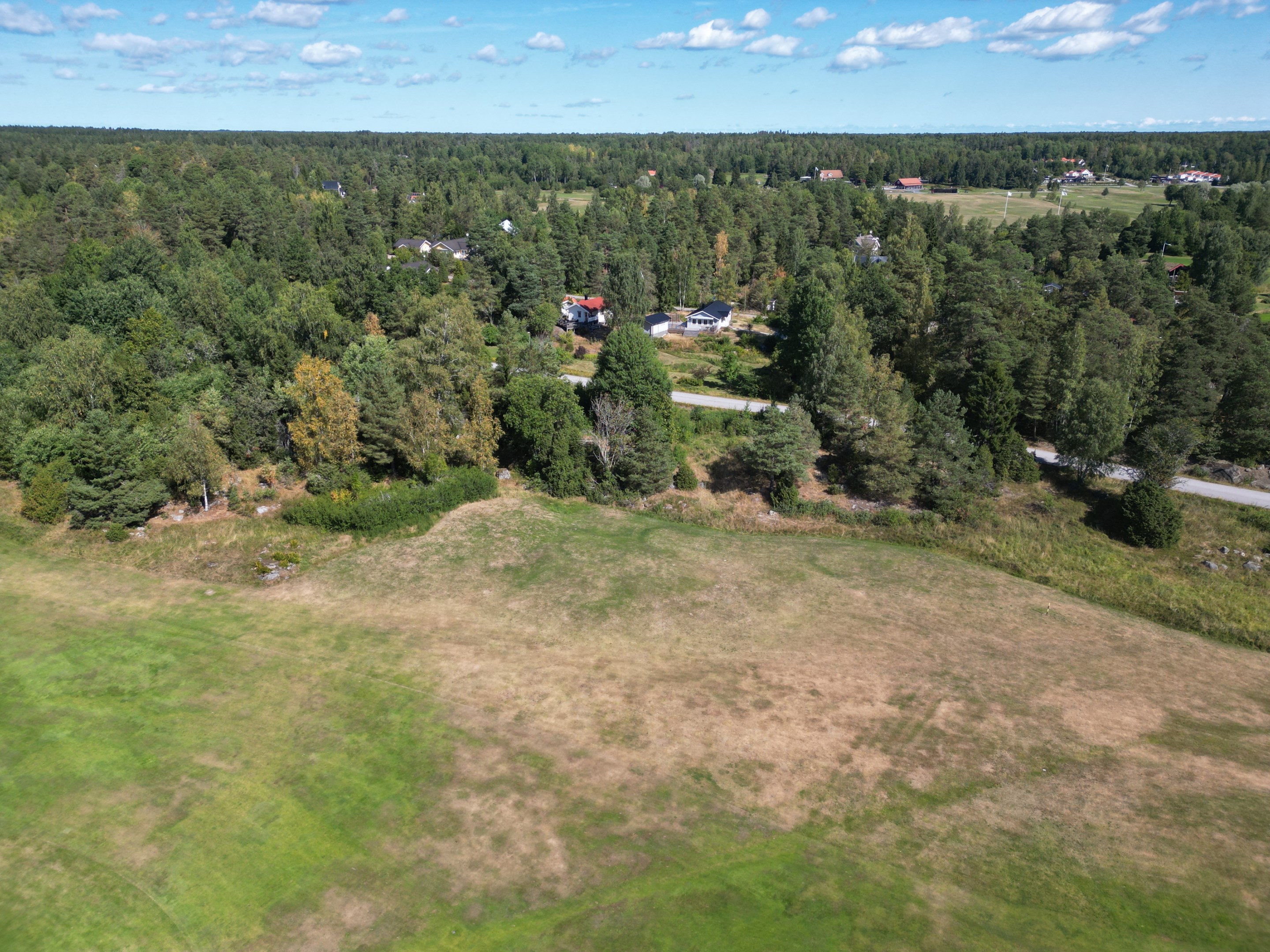 Drönarbild från golfbanan mot husen
