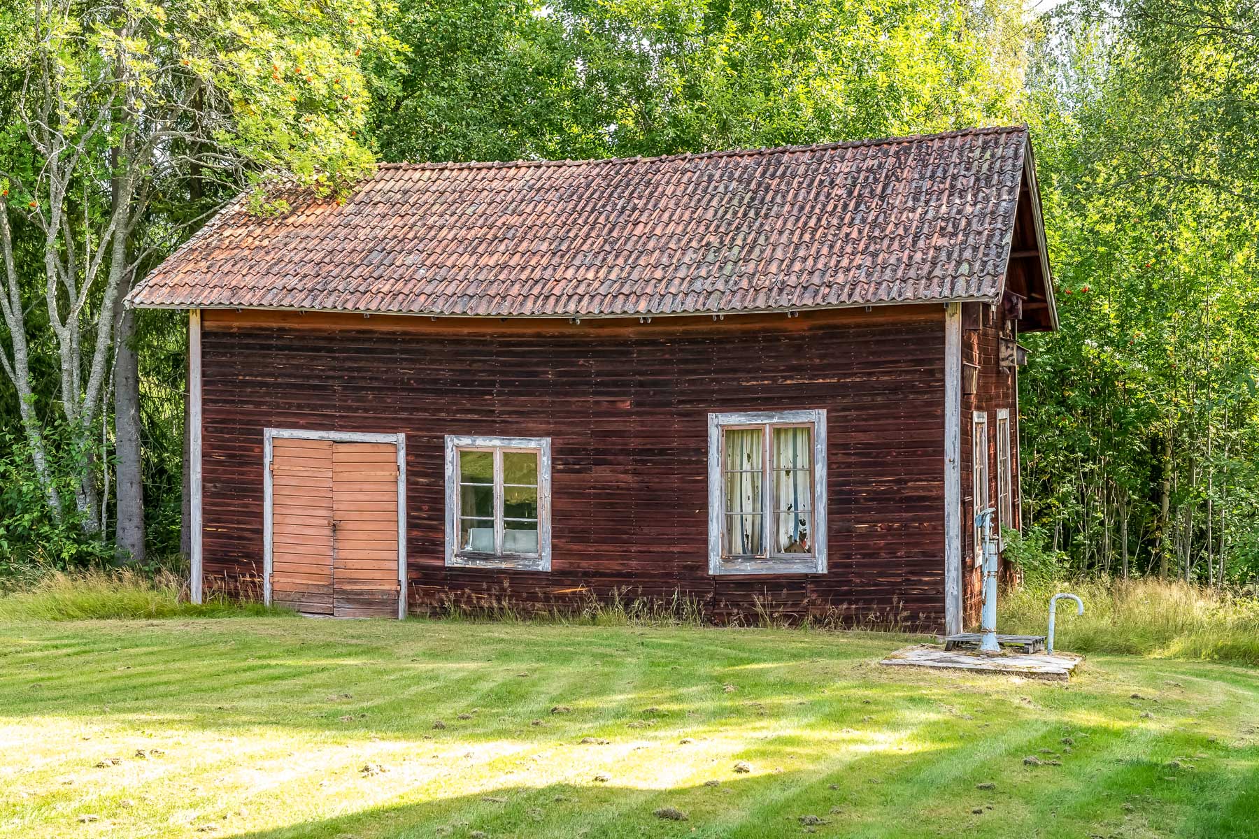 Äldre lada med renoveringsbehov