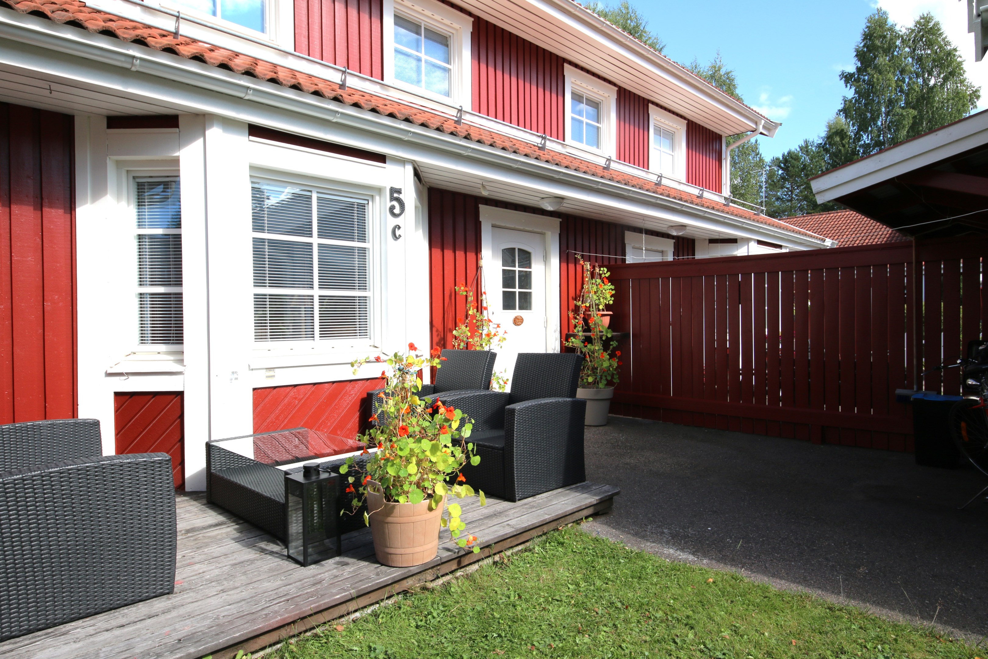Uteplats vid entrén