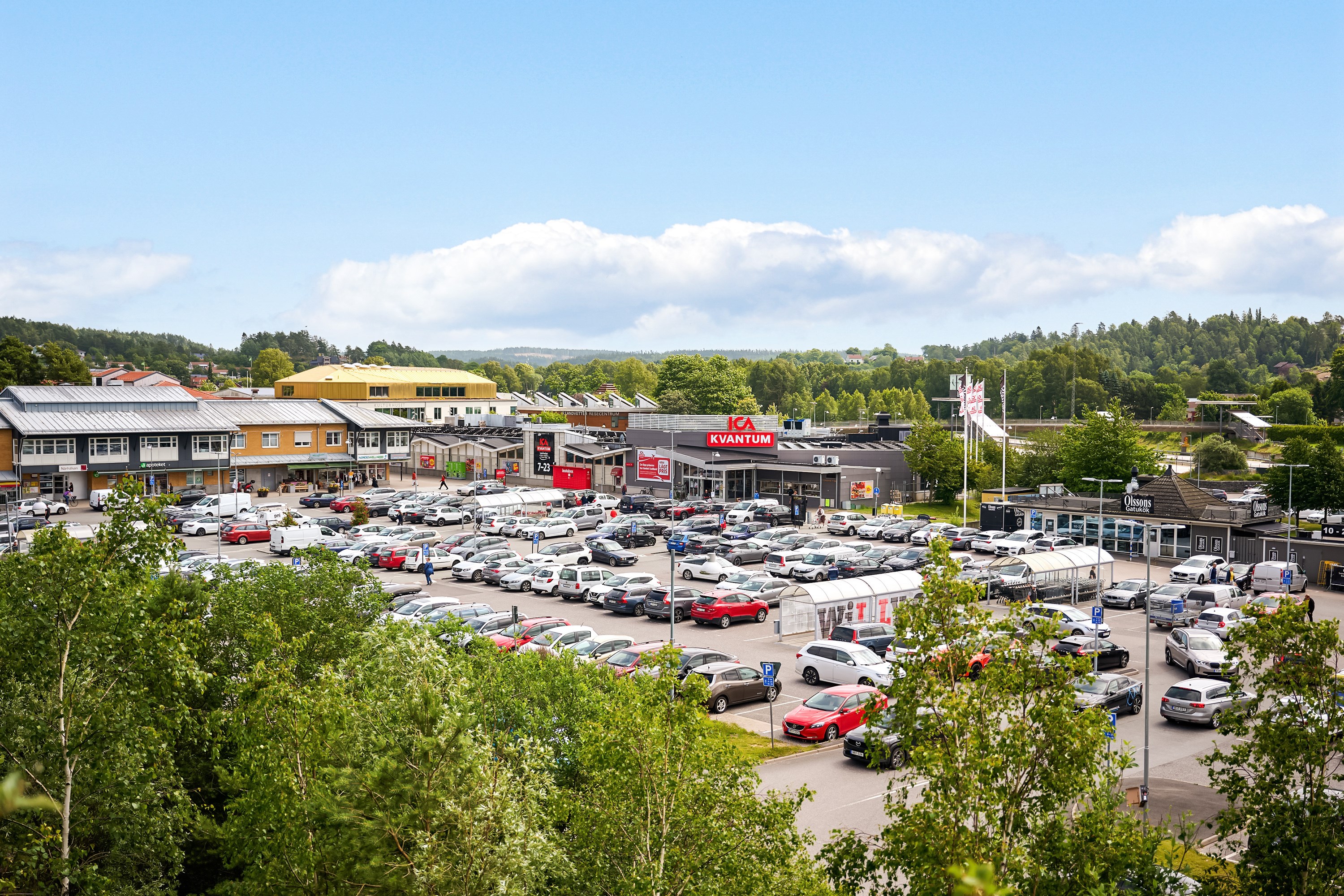 Landvetter centrum med flera små mysiga butiker, restauranger, apotek, gym och kulturhus