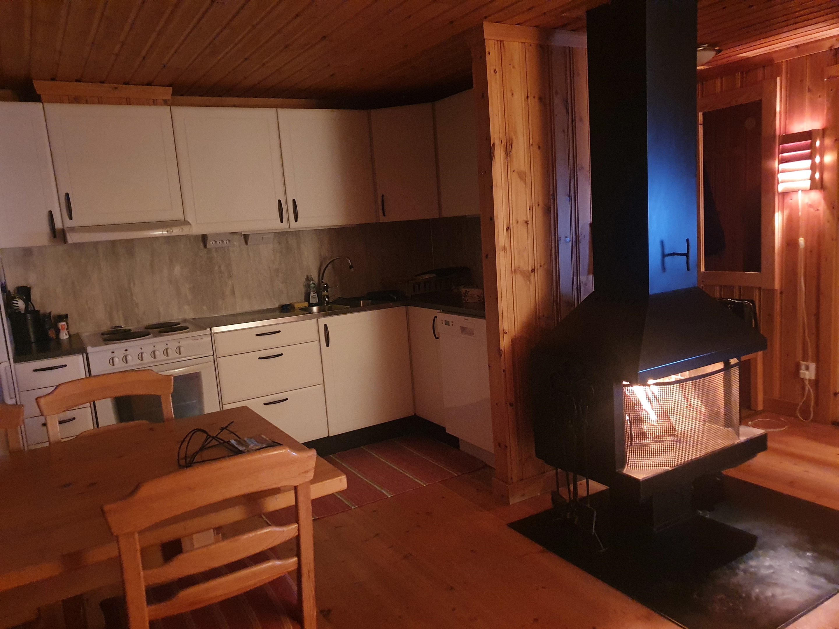 Delvis typiska interiörbilder. Fjällsippa