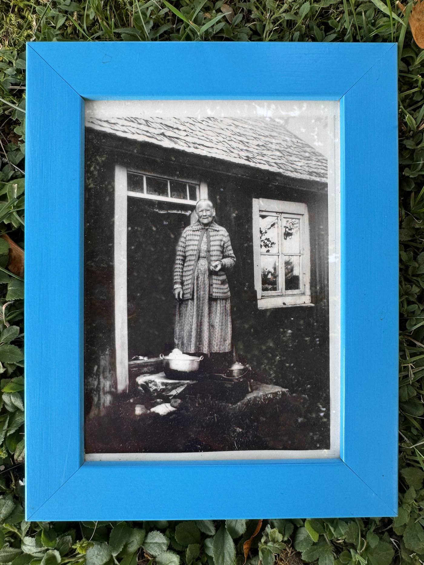 "Mormor Kristina" vid huset - Foto år 1850