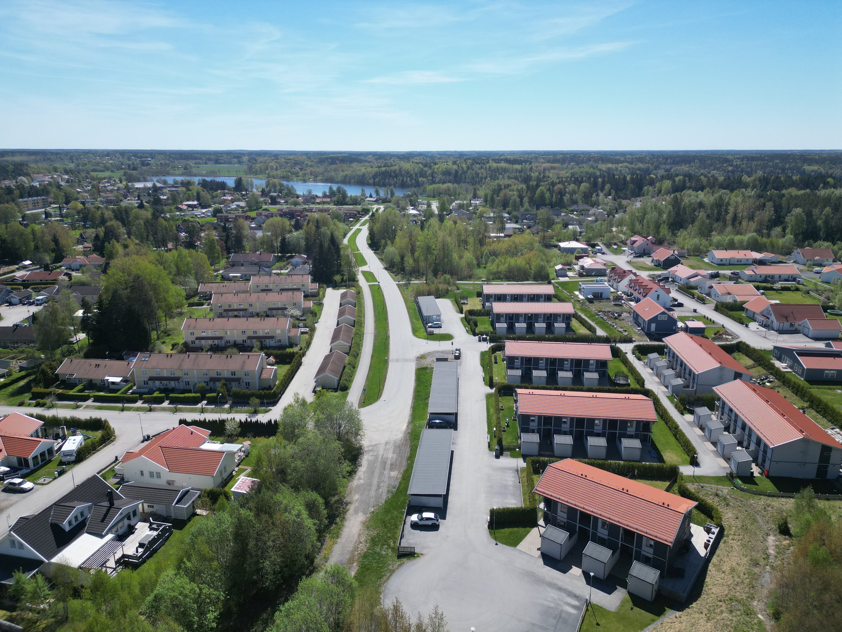Drönarbild området. Gång- och cykelavstånd till Långsjön