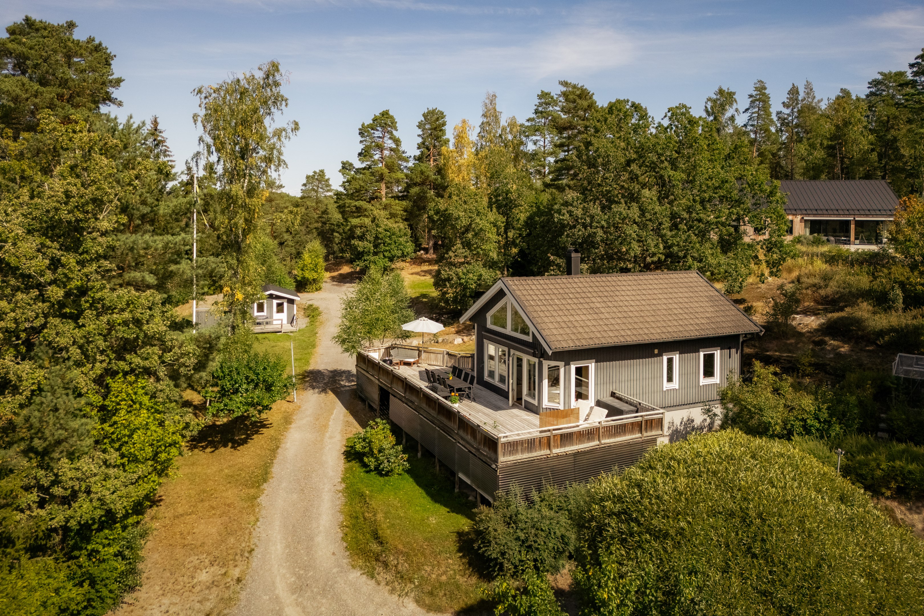 Huset har ett avskilt läge en bit upp på tomten