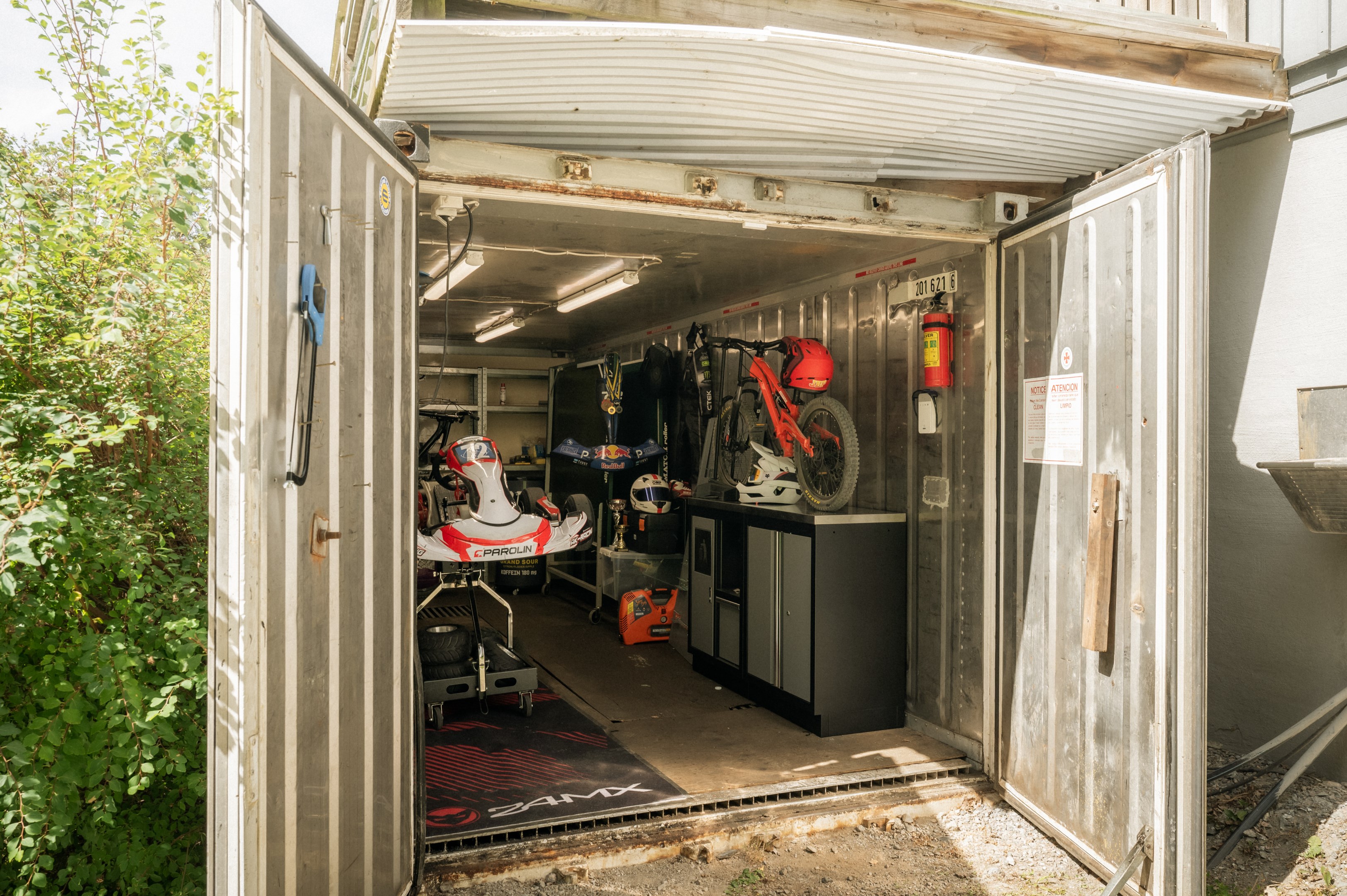 Container inredd som verkstad - komplett med el (inkl 3-fas) och ventilation