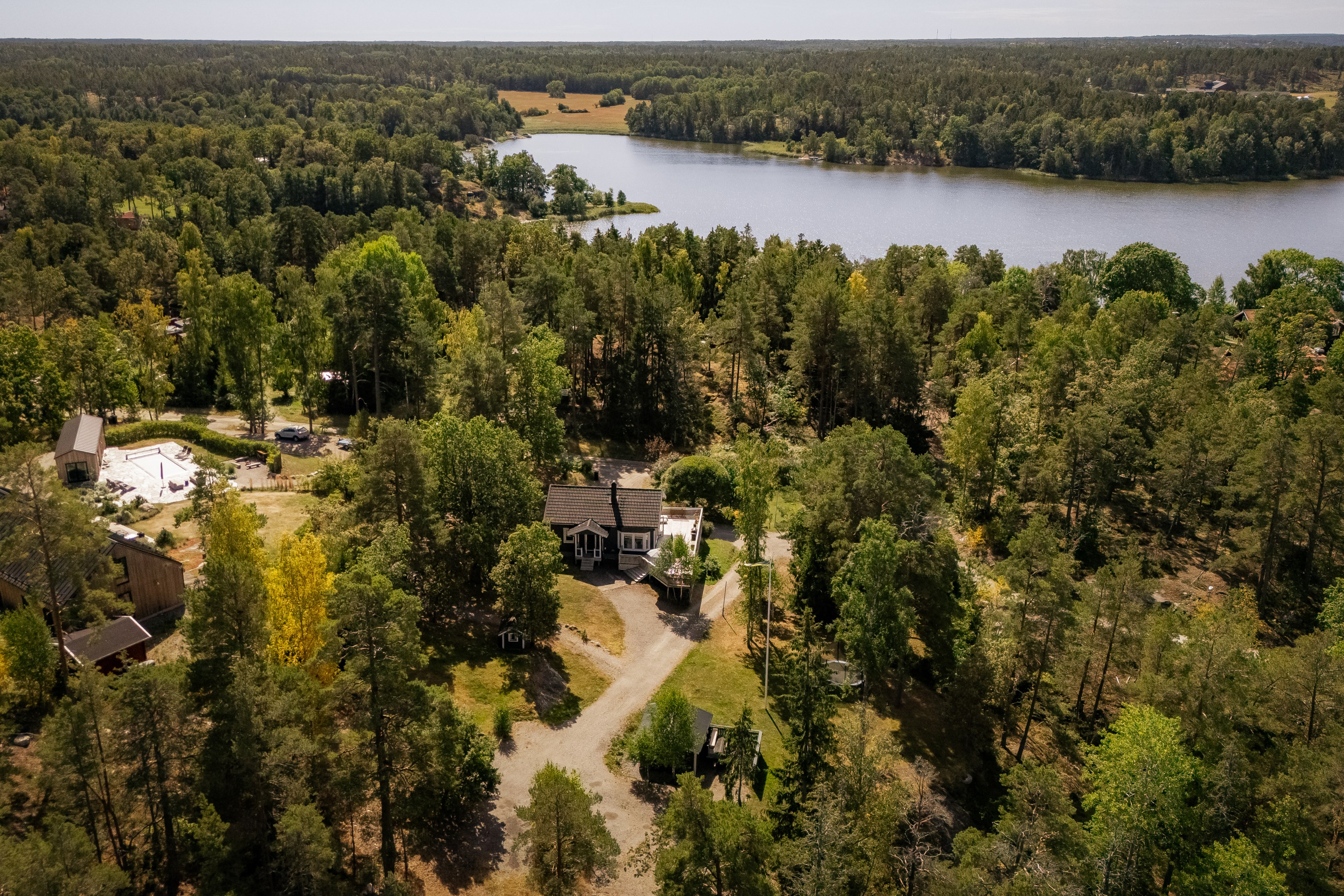 Vy över Prästfjärden med huset i förgrunden