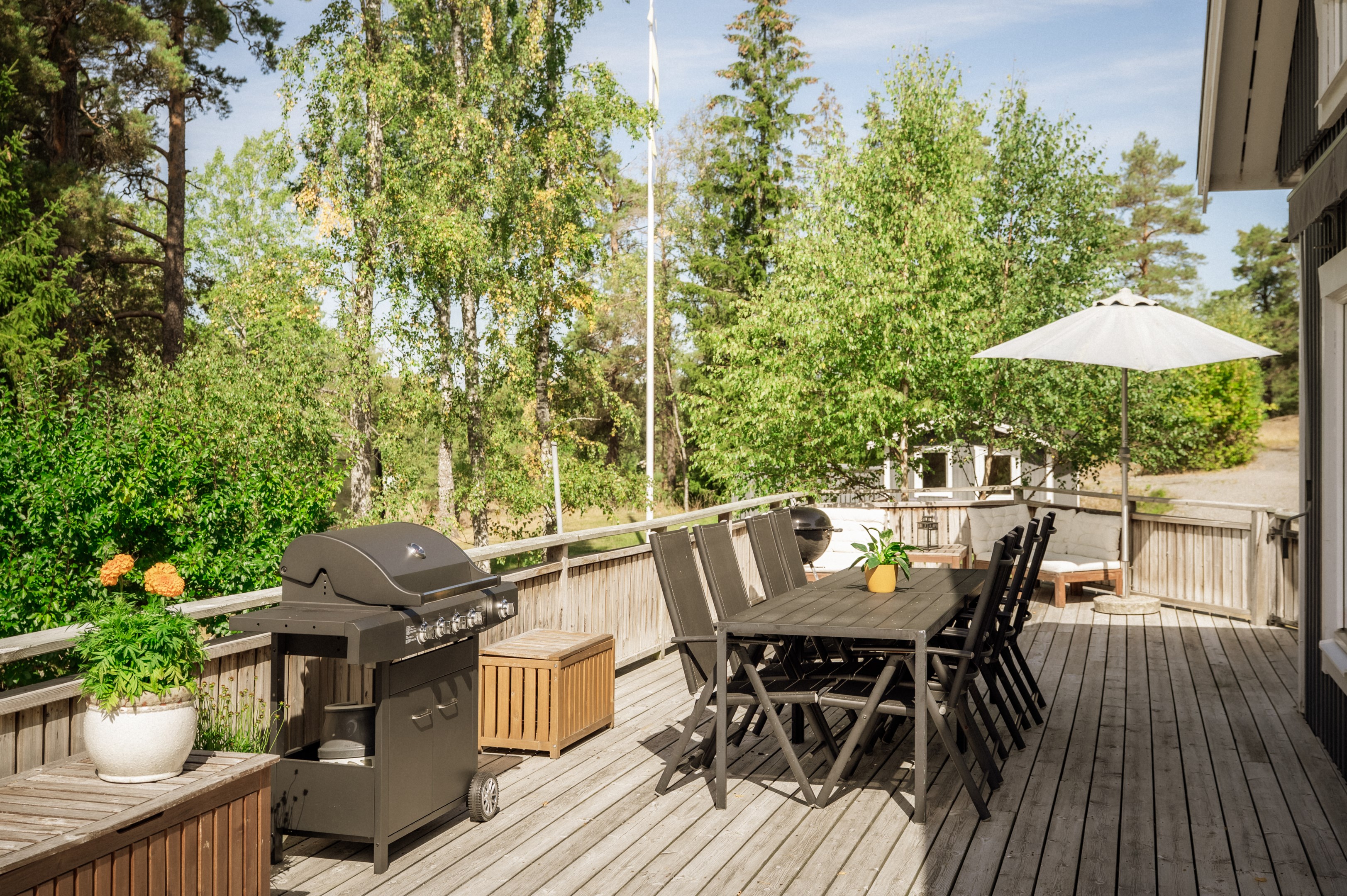 En altan med solsäkert läge omsluter huset i väster