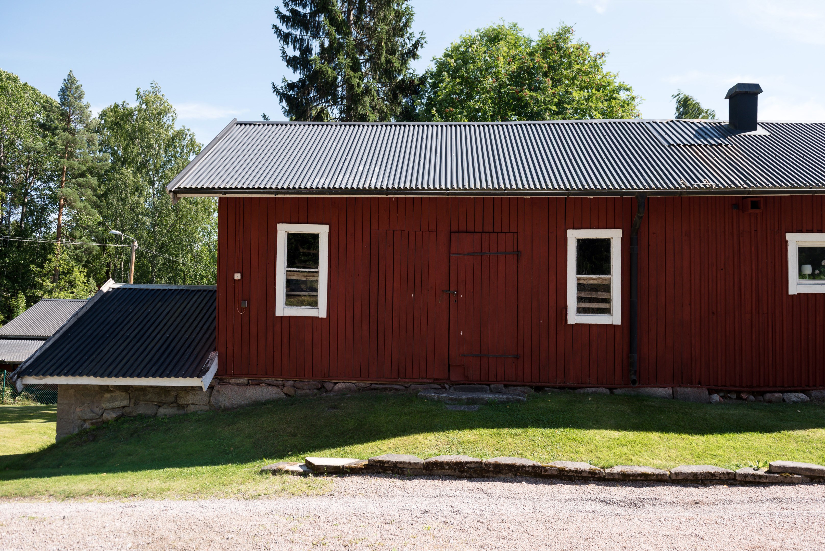 Förrådshus med tvättstuga.