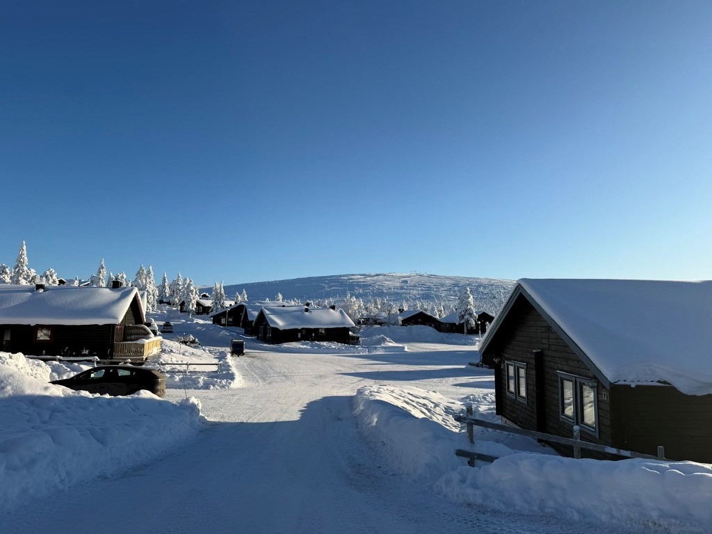 Vy från Hemfjällsbyn mot backen i Högfjället