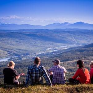 Fyra ungdomar i Sälen blickar mot Trysil – frihet, vänskap och äventyr vid horisonten.