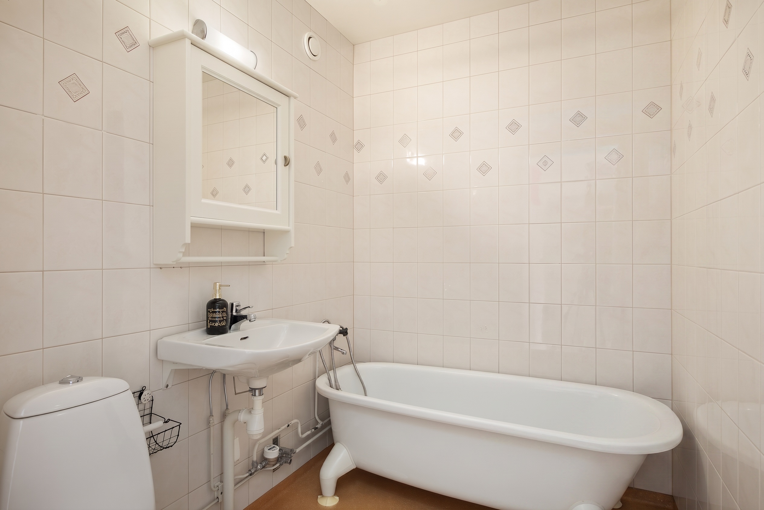 Bostadsbild från Pilotgatan 48, Till salu i , Stockholm