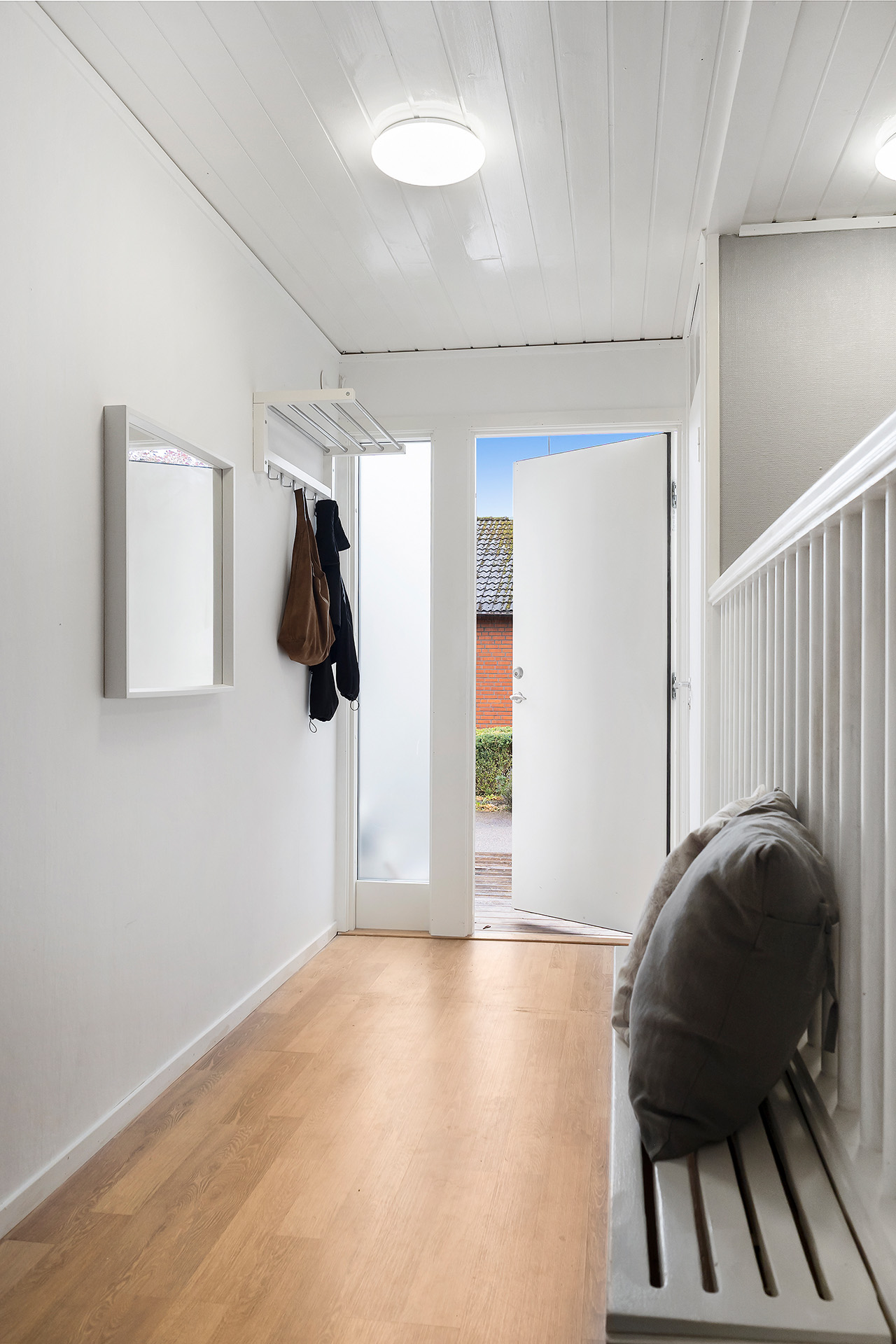 Hall med gäst-wc på höger sida