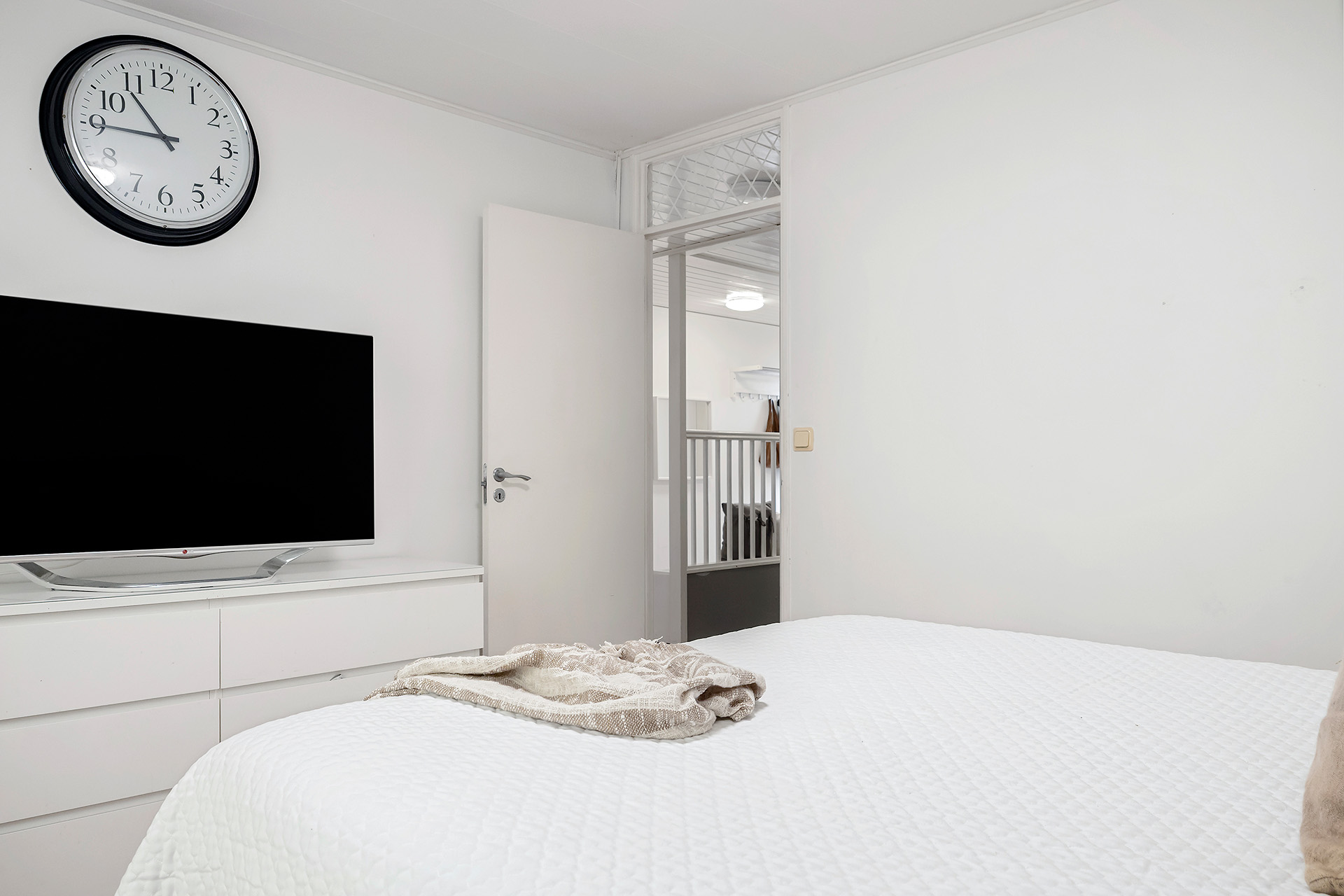 Master Bedroom med vy mot hall