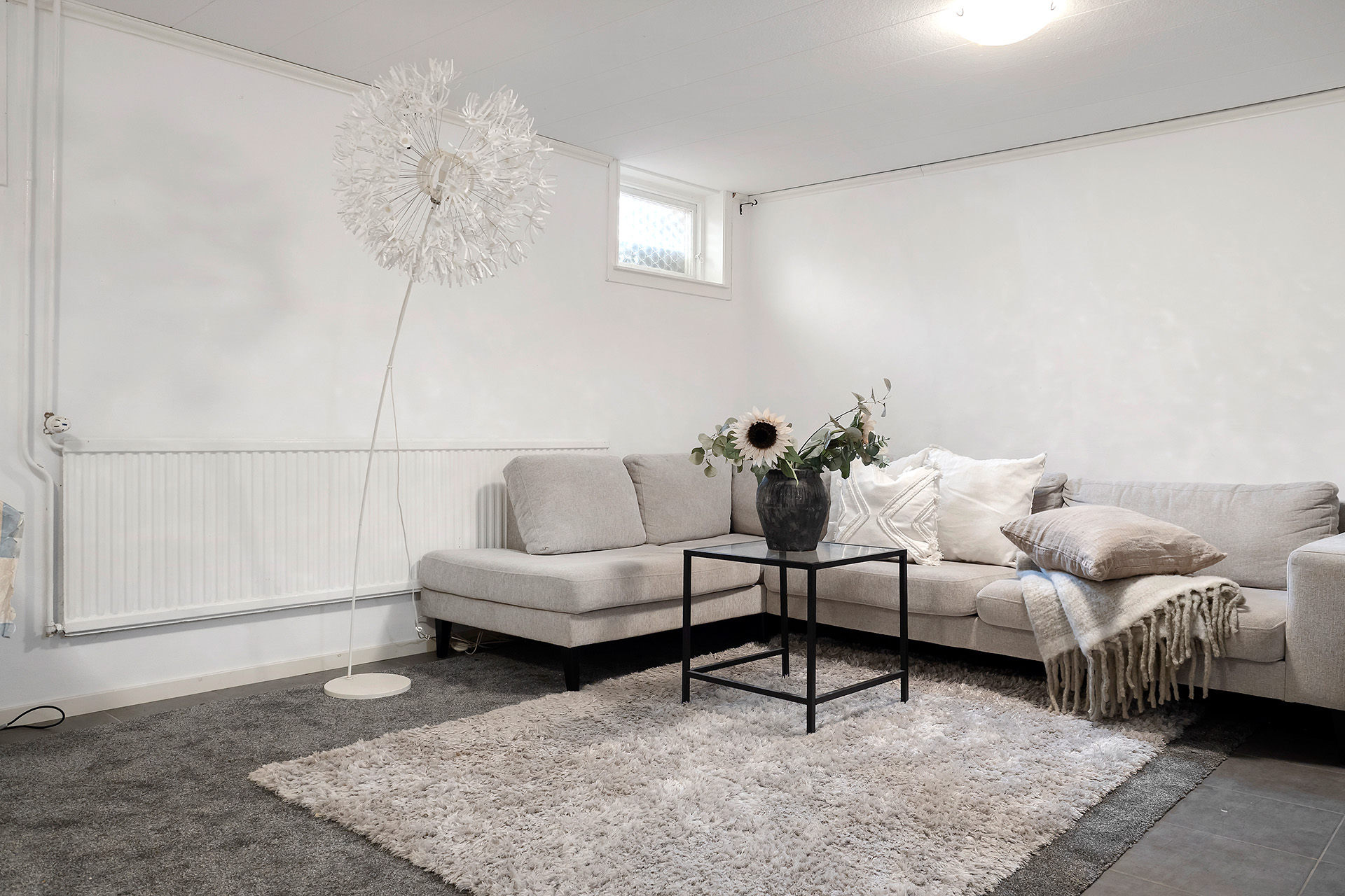 Mångsidigt rum på källarplan - sovrum, allrum, hobbyrum, hemmakontor