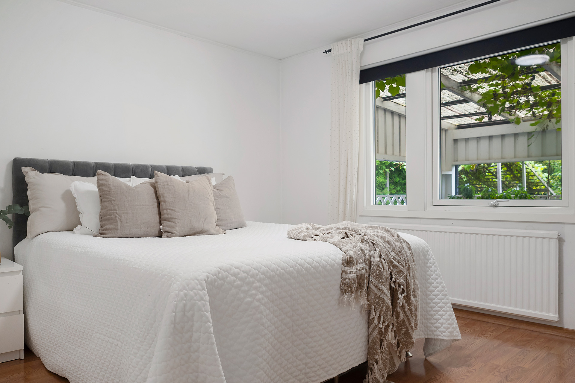 Master Bedroom med utsikt över trädgården