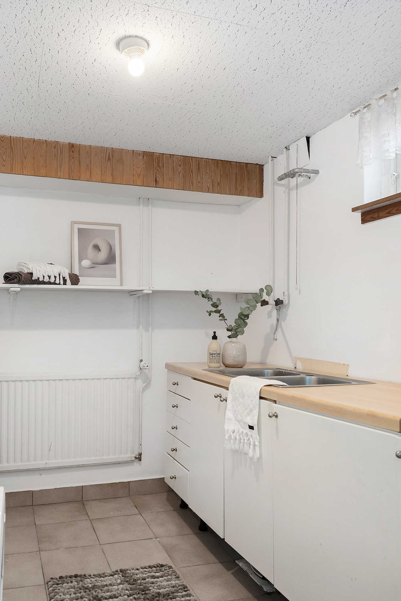 Tvättstuga med förvaringsmöjligheter