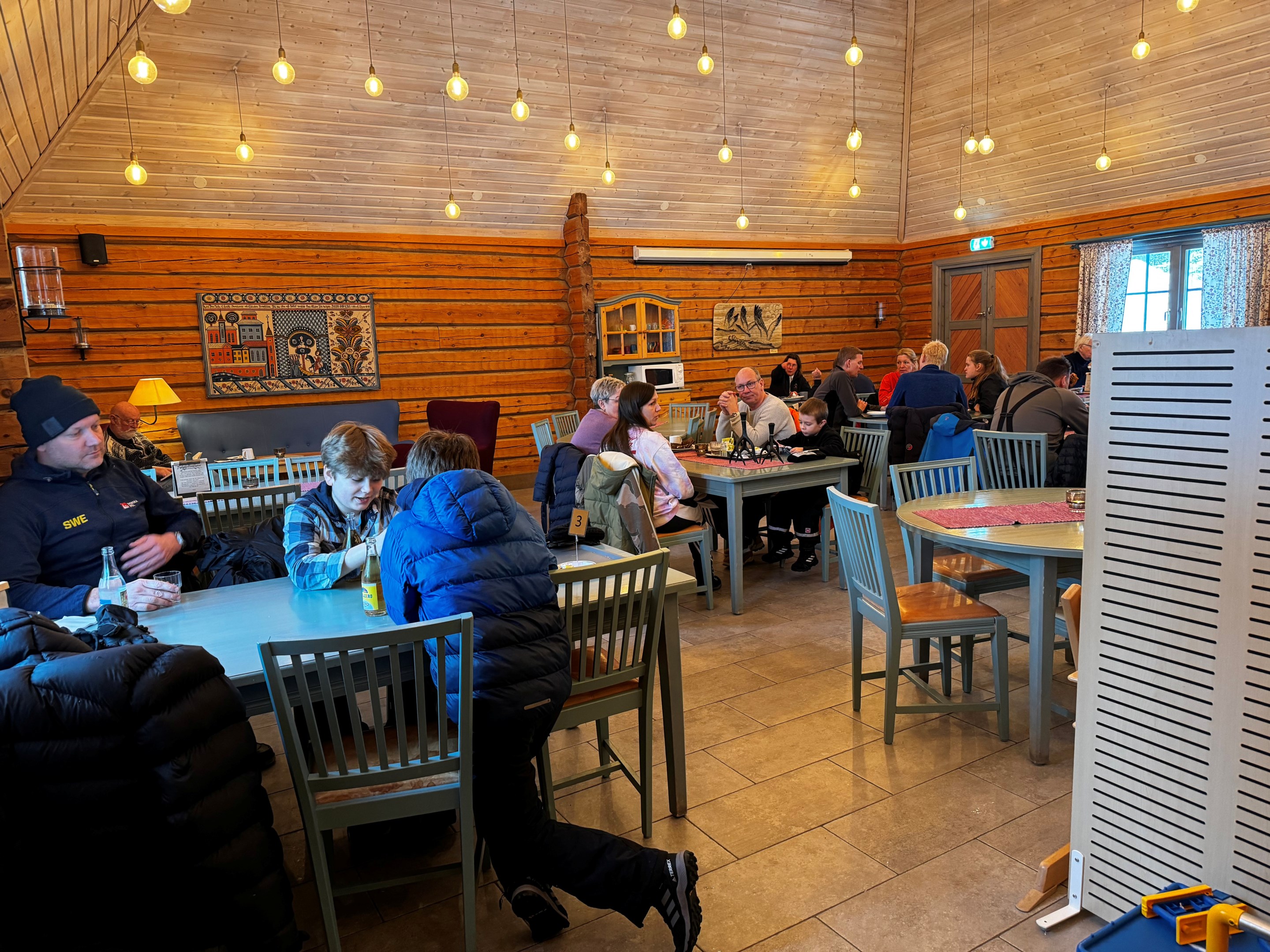Fjällkyrkan i Tandådalen – öppen varje dag, med doft av nybakat, lokal värme och fjällets stillhet.