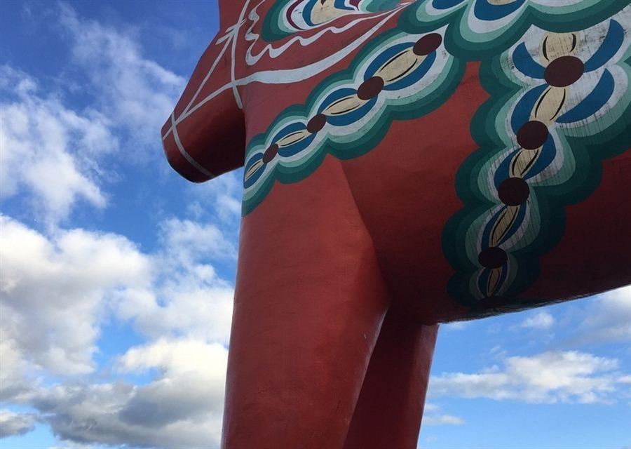 Traditionell dalahäst i rött