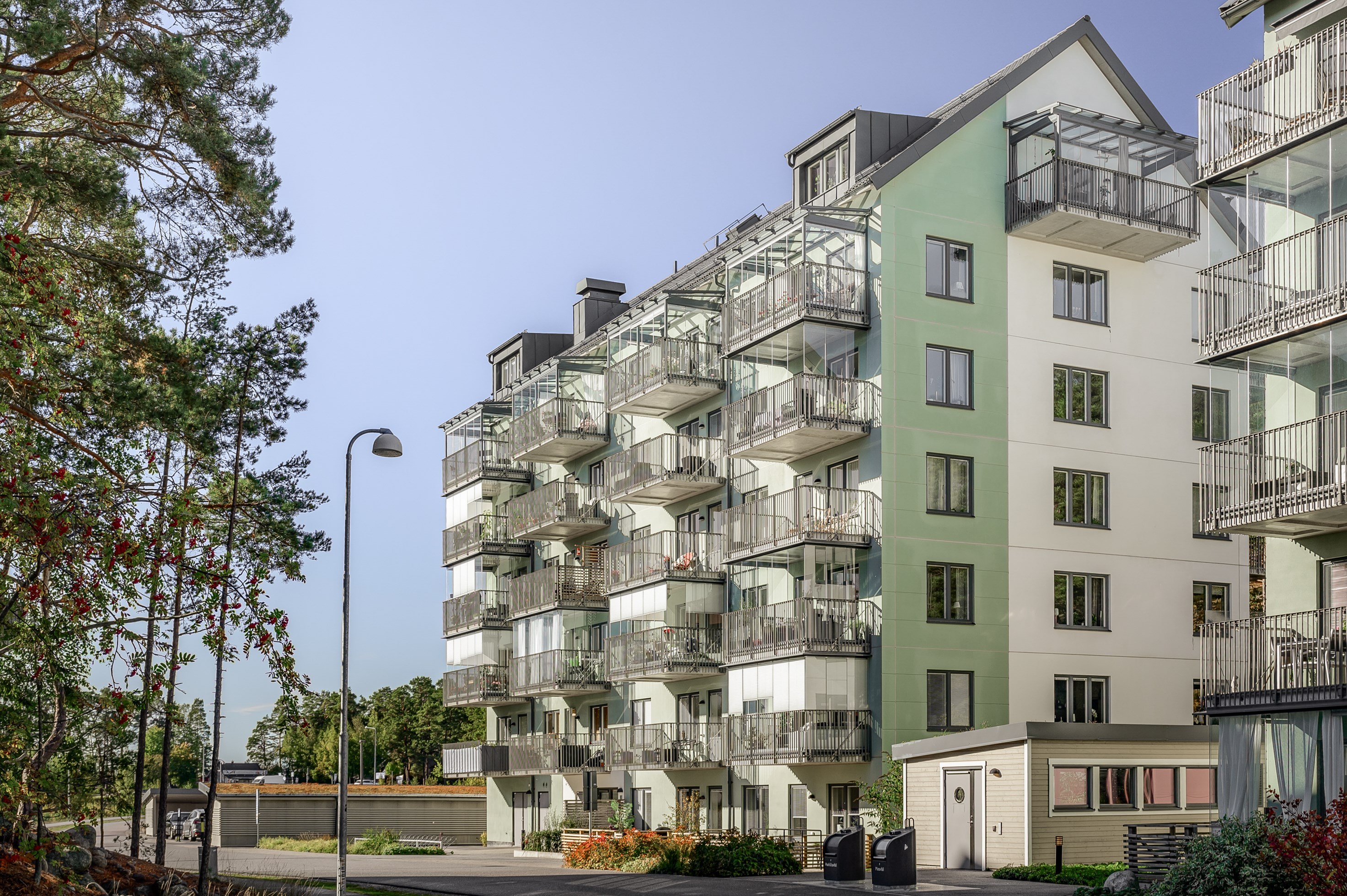 Lägenheten återfinns tre våningar upp i huset