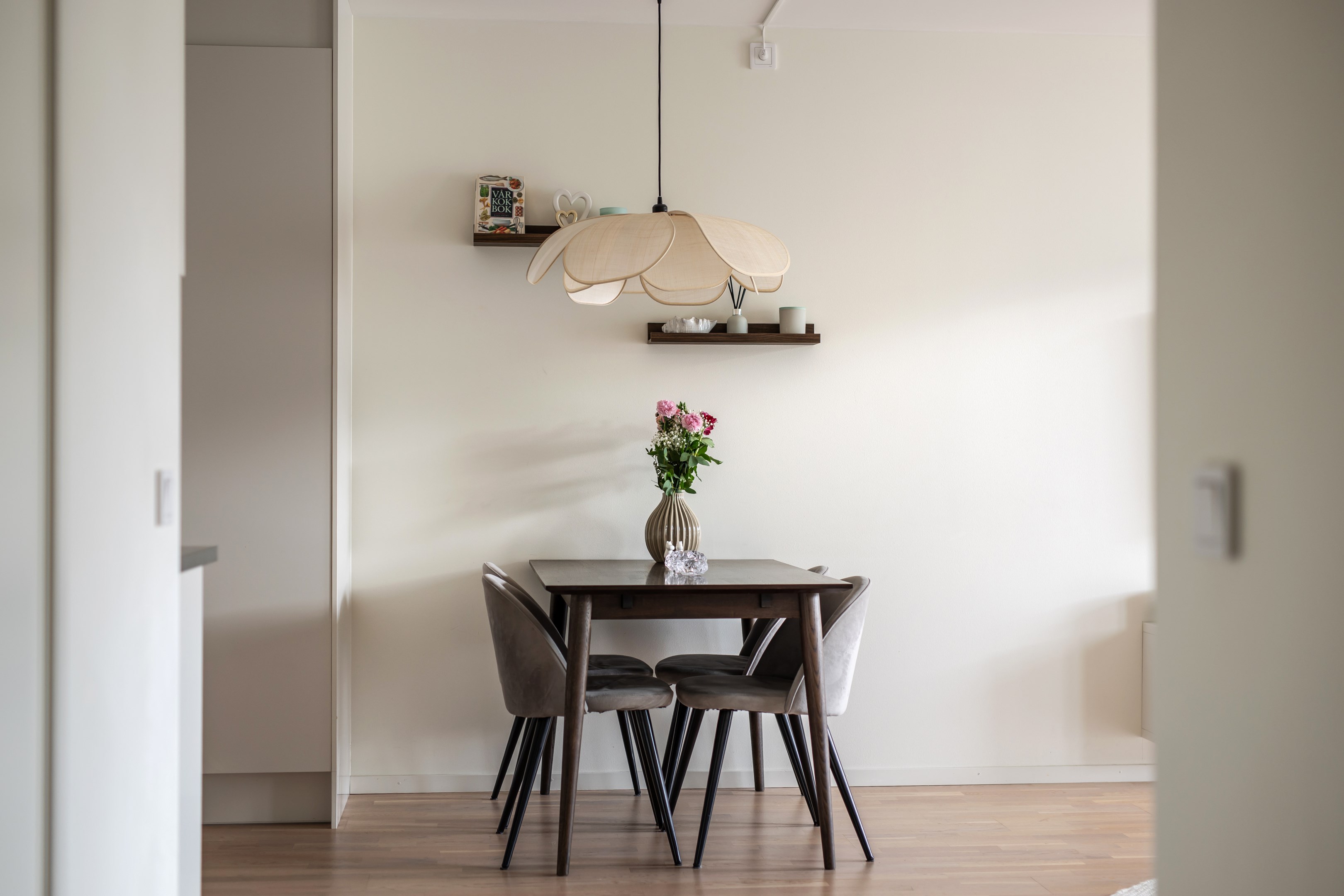 Matplatsen i vinkel från hallen
