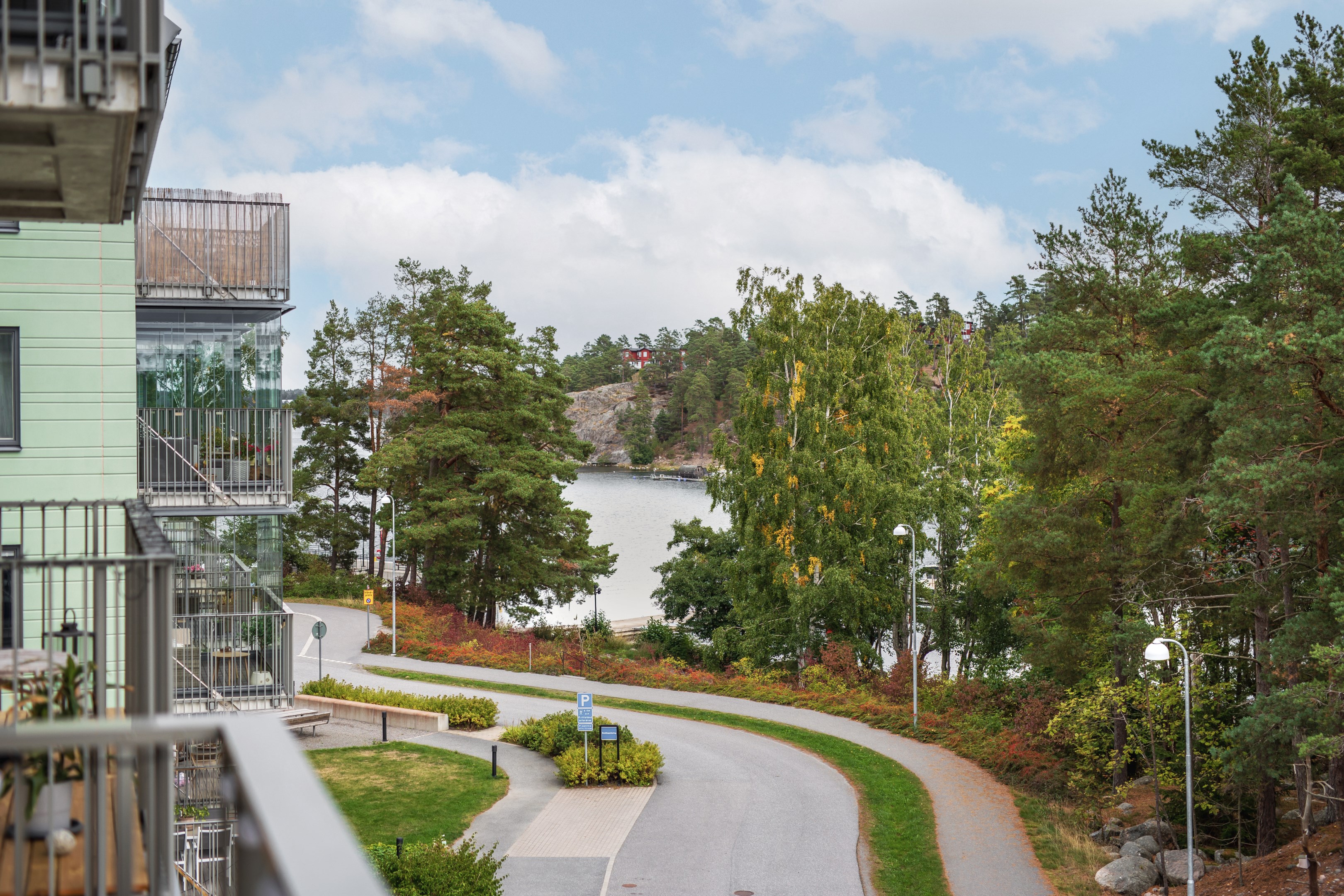 Utsikt mot Mörtnäsviken från balkongen