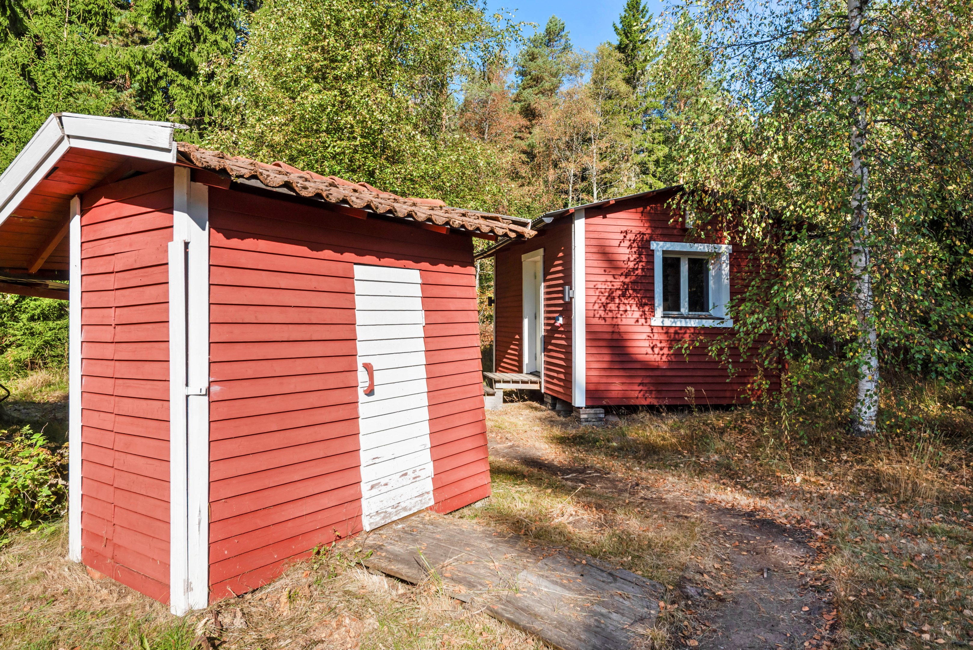 Uthus (förråd/ f.d. utedass)