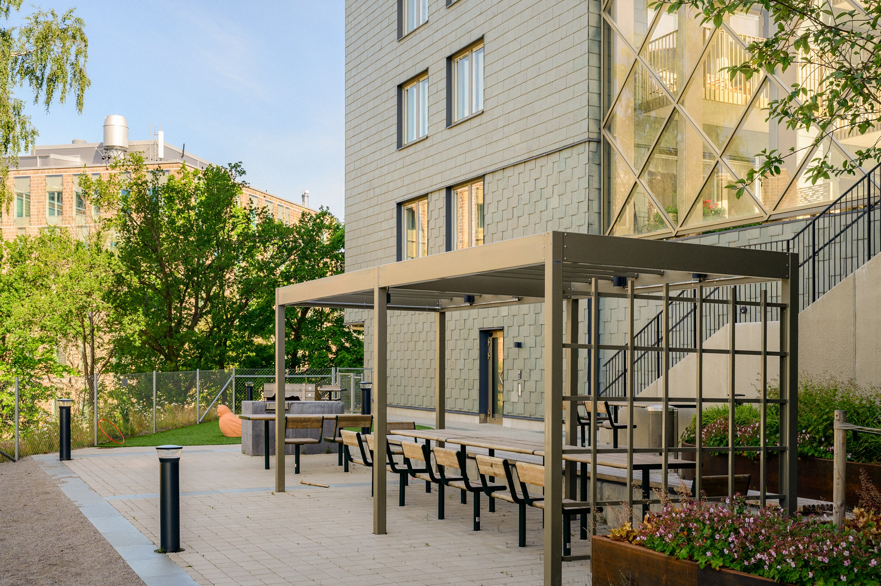 Pergola med söderläge i direkt anslutning till porten