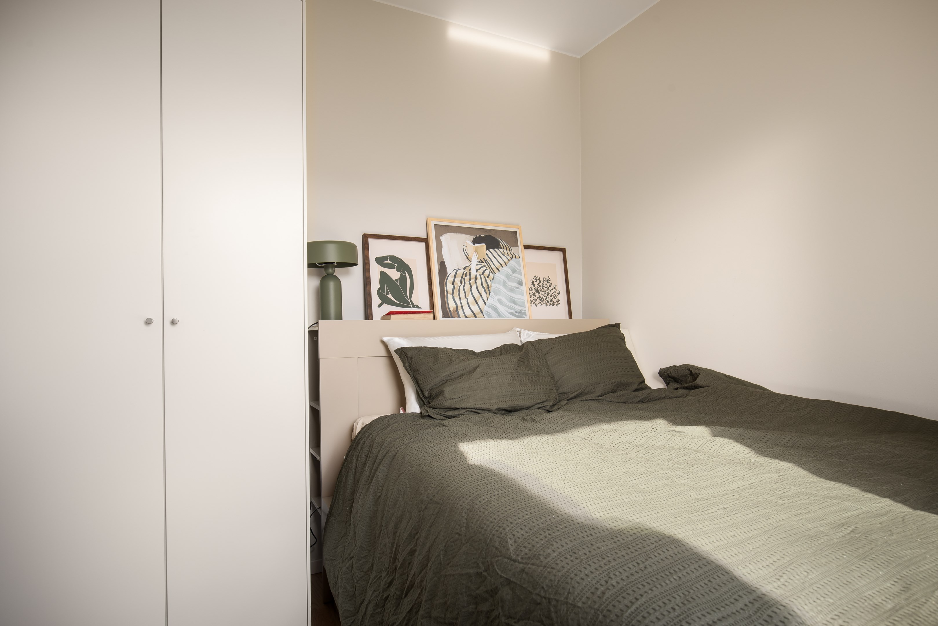 Plats för 140 cm säng som klädförvaring i garderober