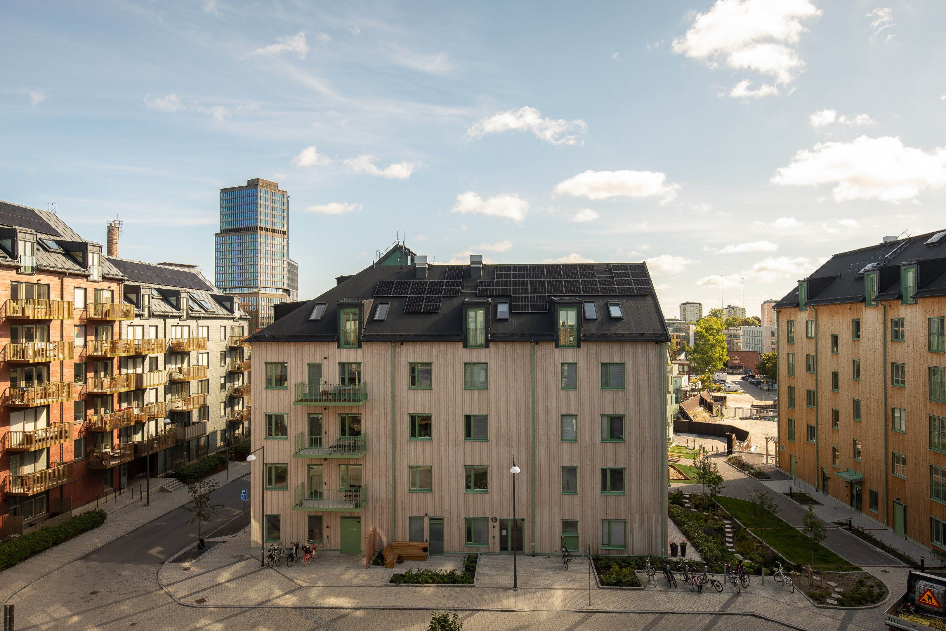 Balkongen har ett fritt läge med utsikt över gården
