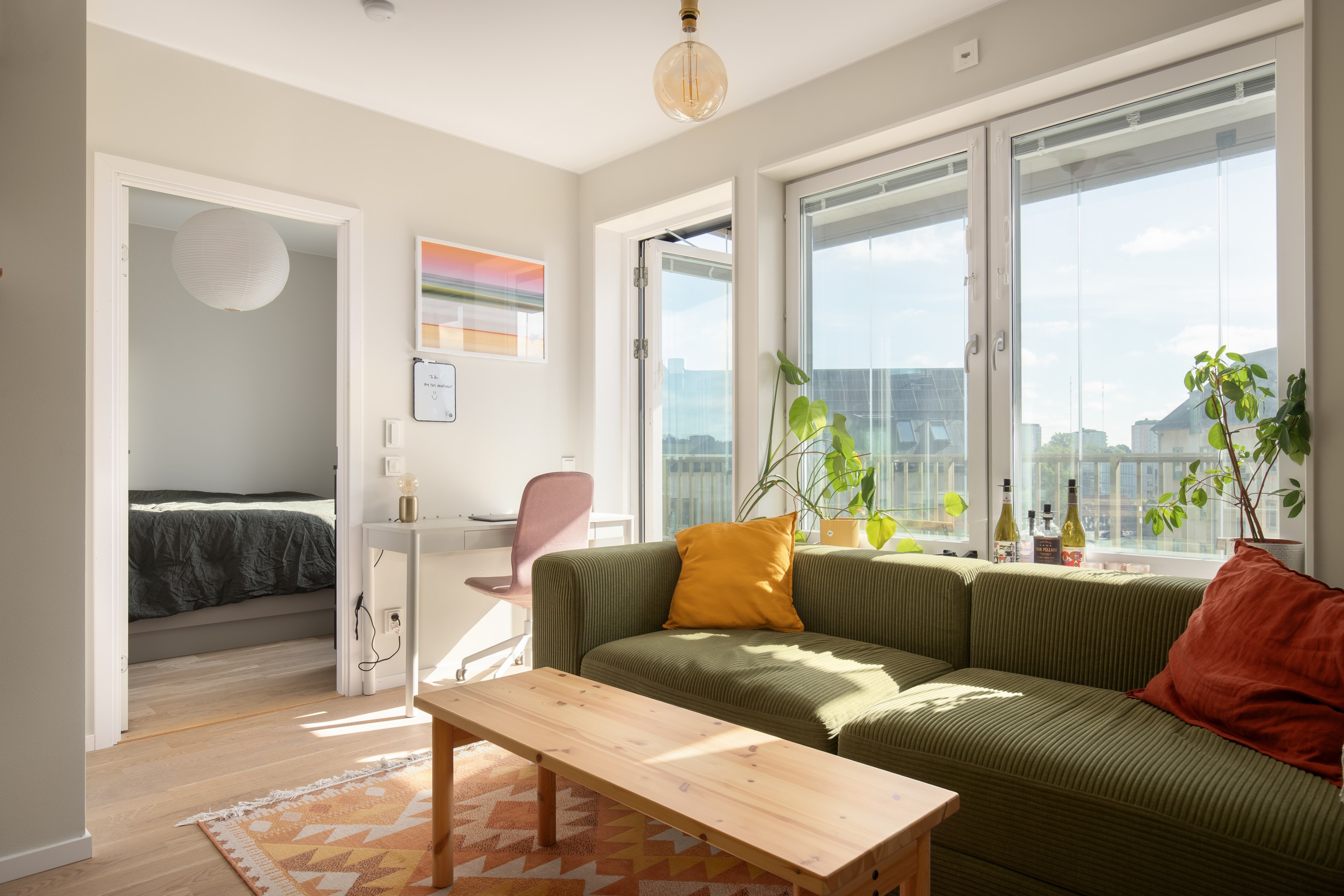 Sovrum med plats för 140 cm säng samt garderober