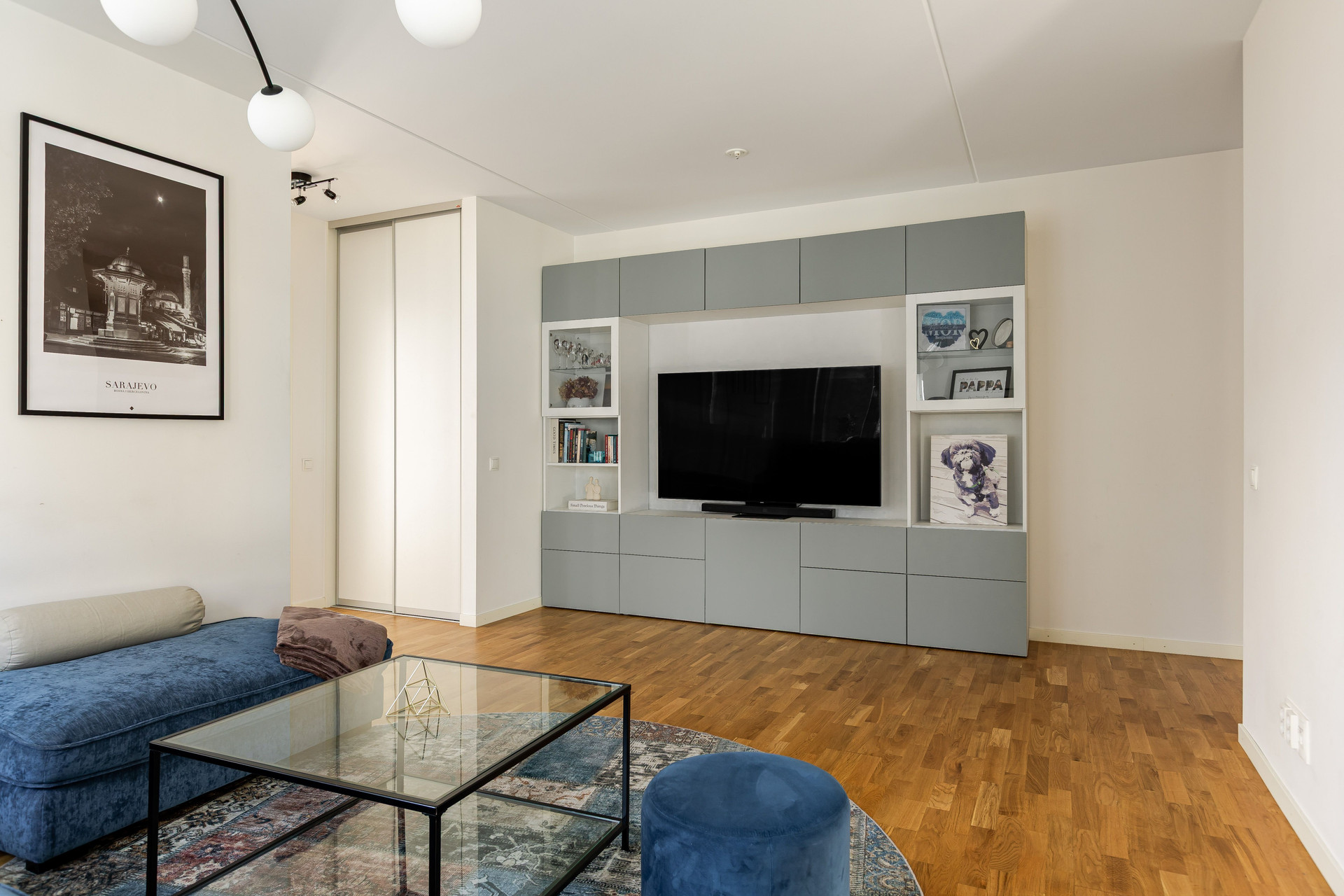 Garderobsförvaring och plats för stor bokhylla