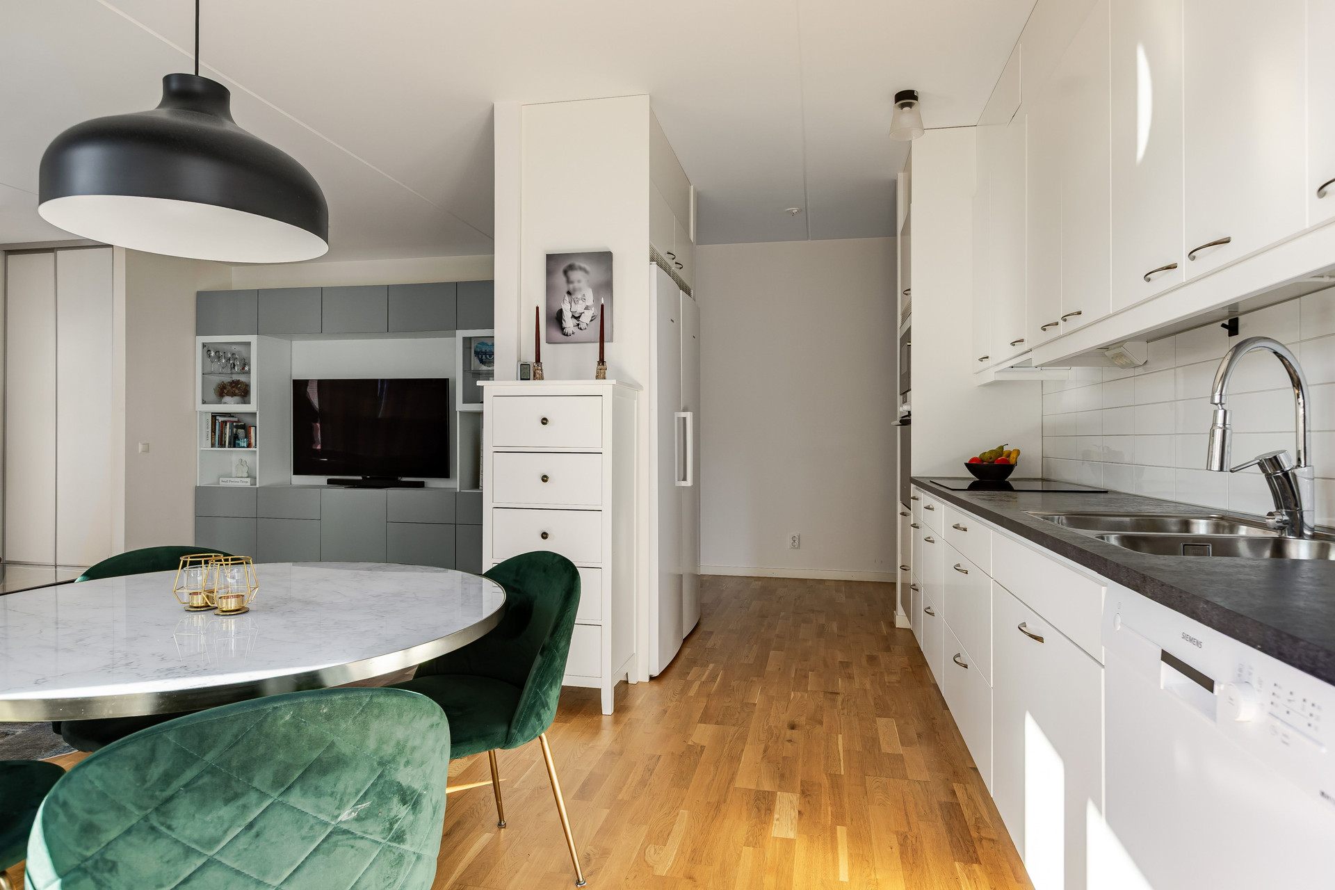 Välplanerat kök med gott om förvaringsskåp
