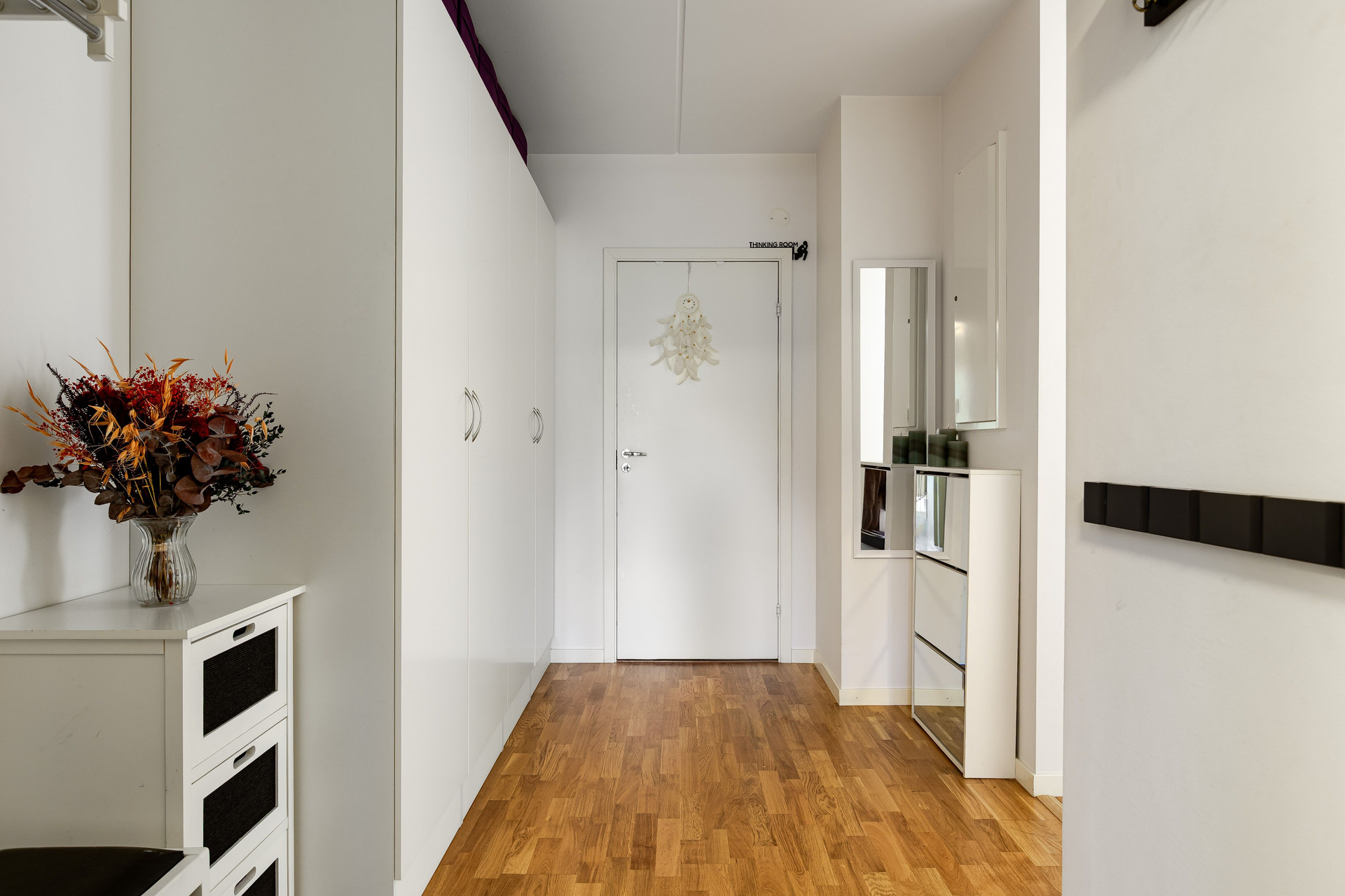 Entré och hall med flera garderober