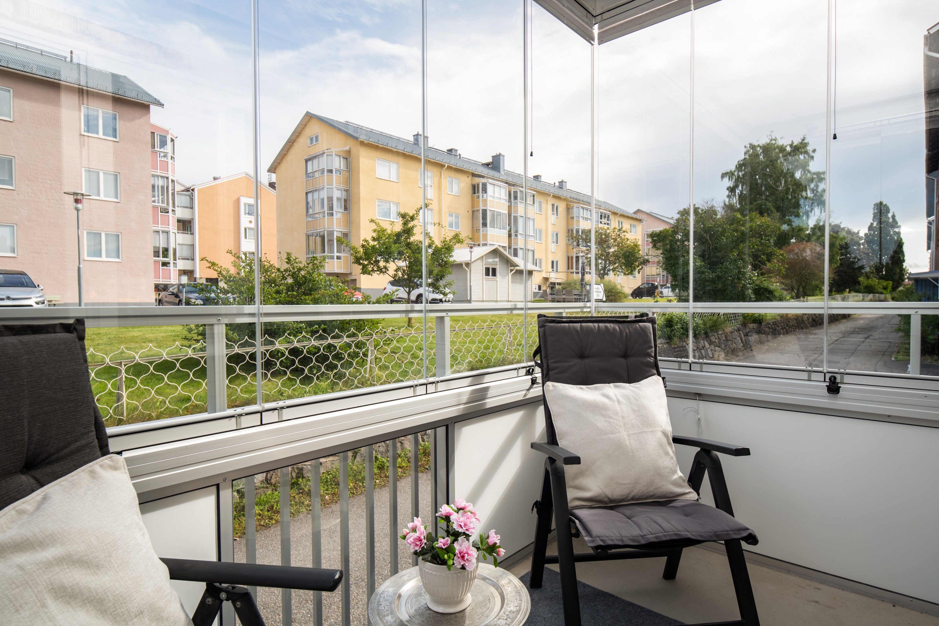 Inglasad balkong med morgon och kvällssol