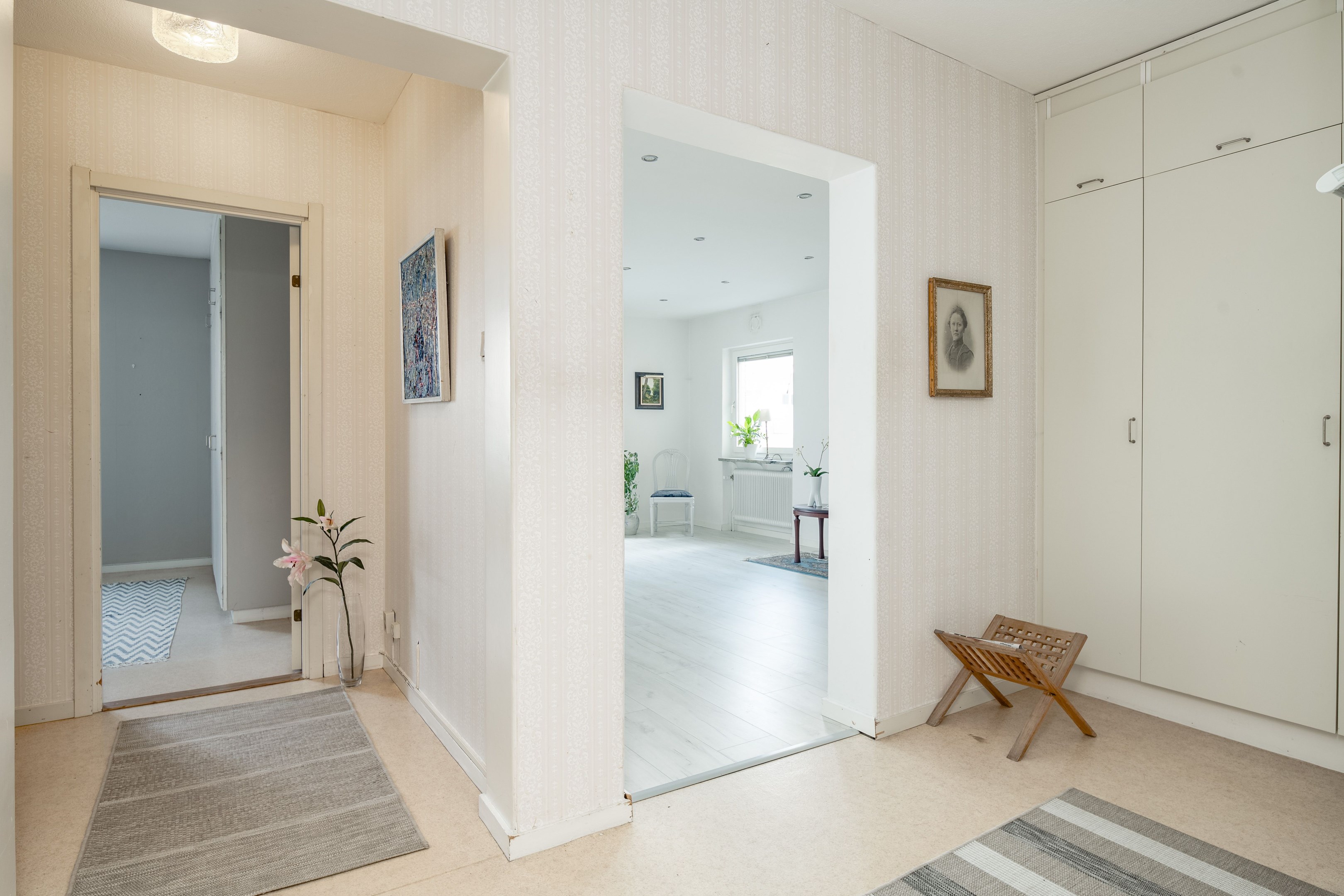 Stor central hall med platsbyggda garderober